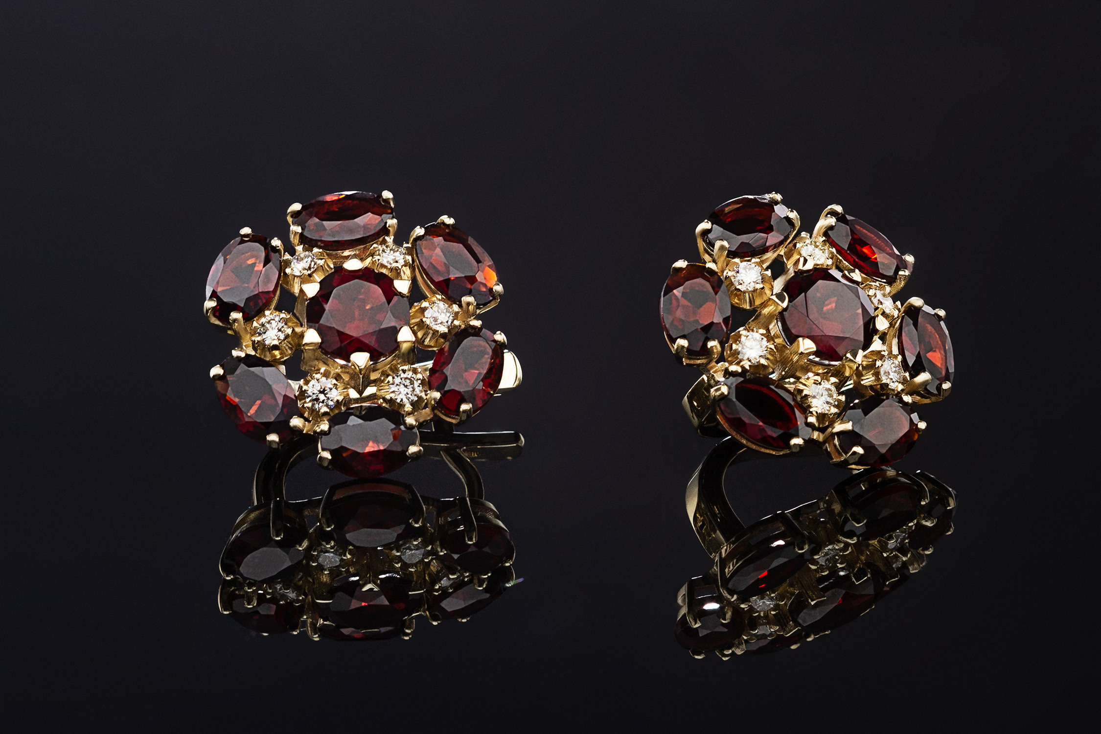 Рекламная фотосъёмка ювелирных украшений и драгоценных камней. Предметная фотосъемка ювелирных украшений. Профессиональный фотограф в Санкт-Петербурге. Студийная фотография. Ювелирный фотограф Сергей Пушкин. Фото для рекламы.  Product photographer in Saint-Petersburg, Russia. Gems photo. Фотосъемка товаров для соцсетей и маркетплейсов. предметная фотосъемка украшений. Фотосессия украшений в спб. Фотограф в студии в спб для украшений. Фотосессия бижутерии. Фотограф ювелирных изделий.