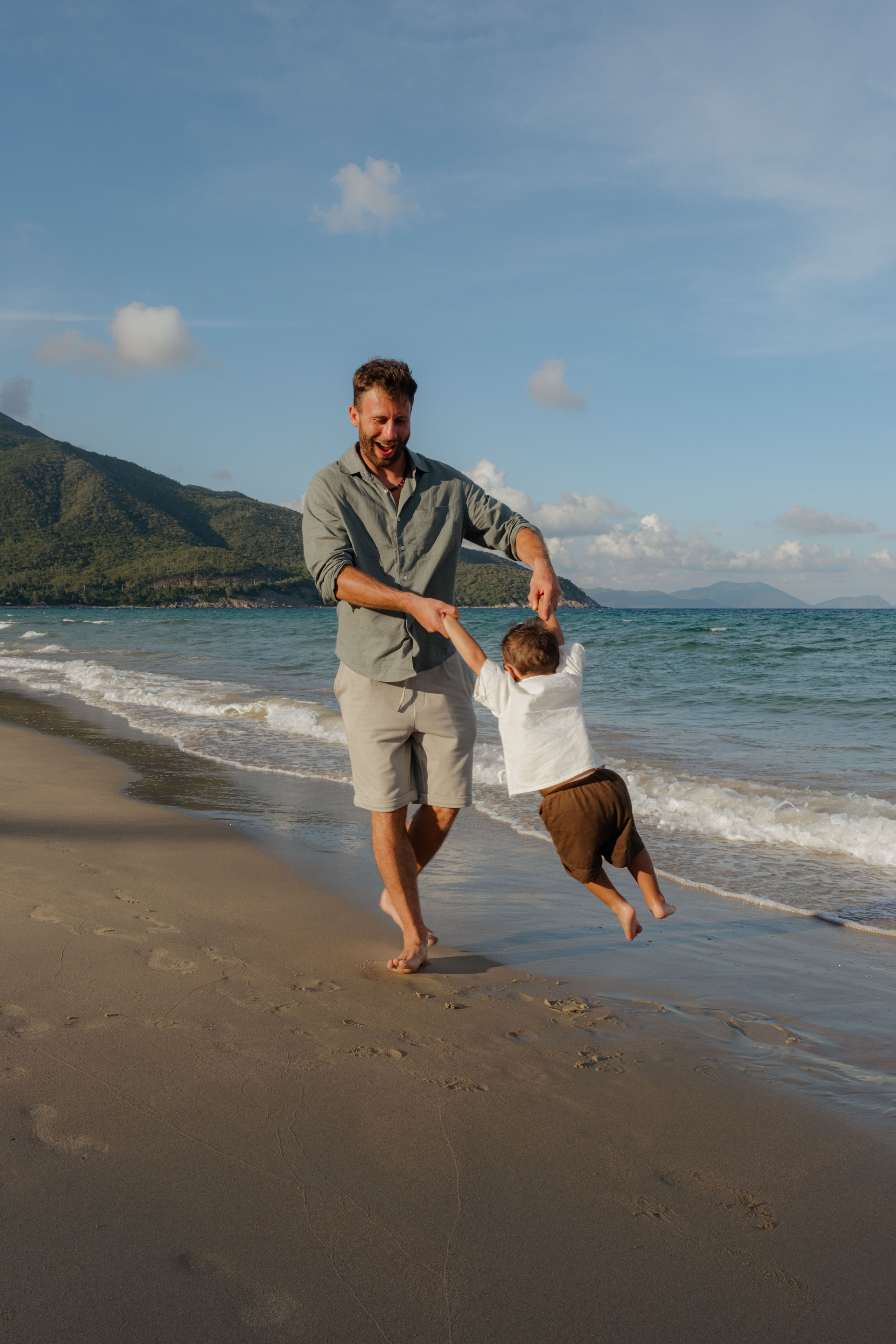 Mother and daughters. Portrait photographer Nha Trang | Julia Meshanina
