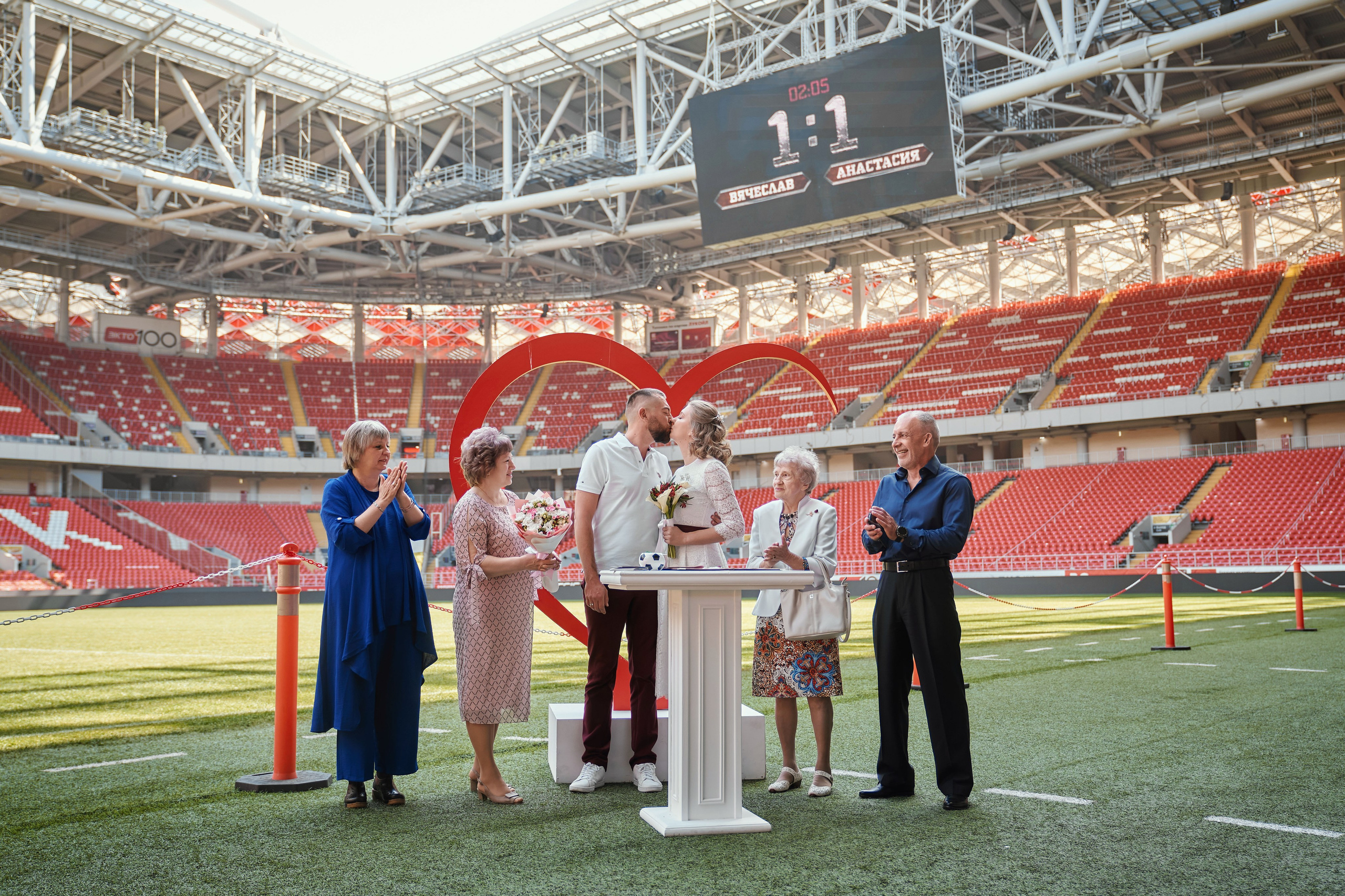 фото с родителями на поле стадиона Спартак во время регистрации брака