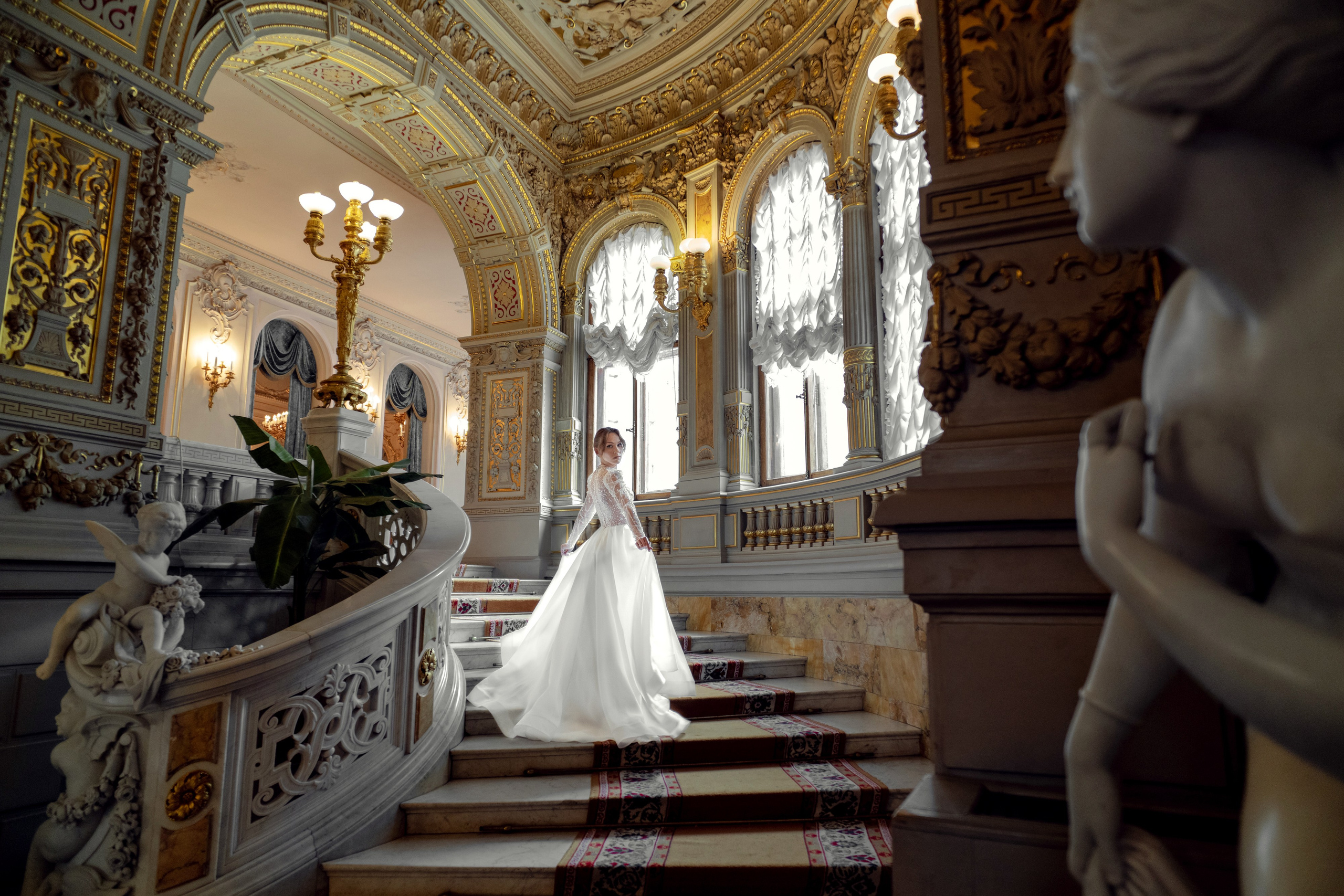 Невеста на парадной лестнице в Доме ученых в Санкт-Петербурге