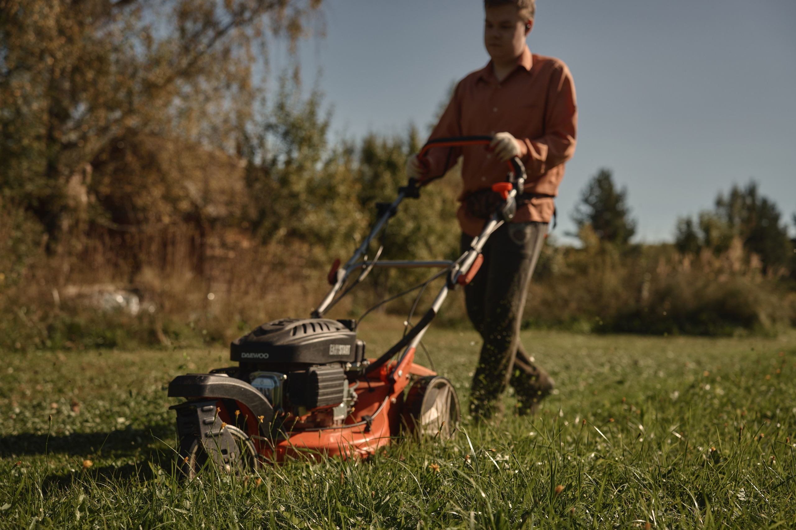 Семейный подряд по стрижке газона. Фотограф Женя Пашкина