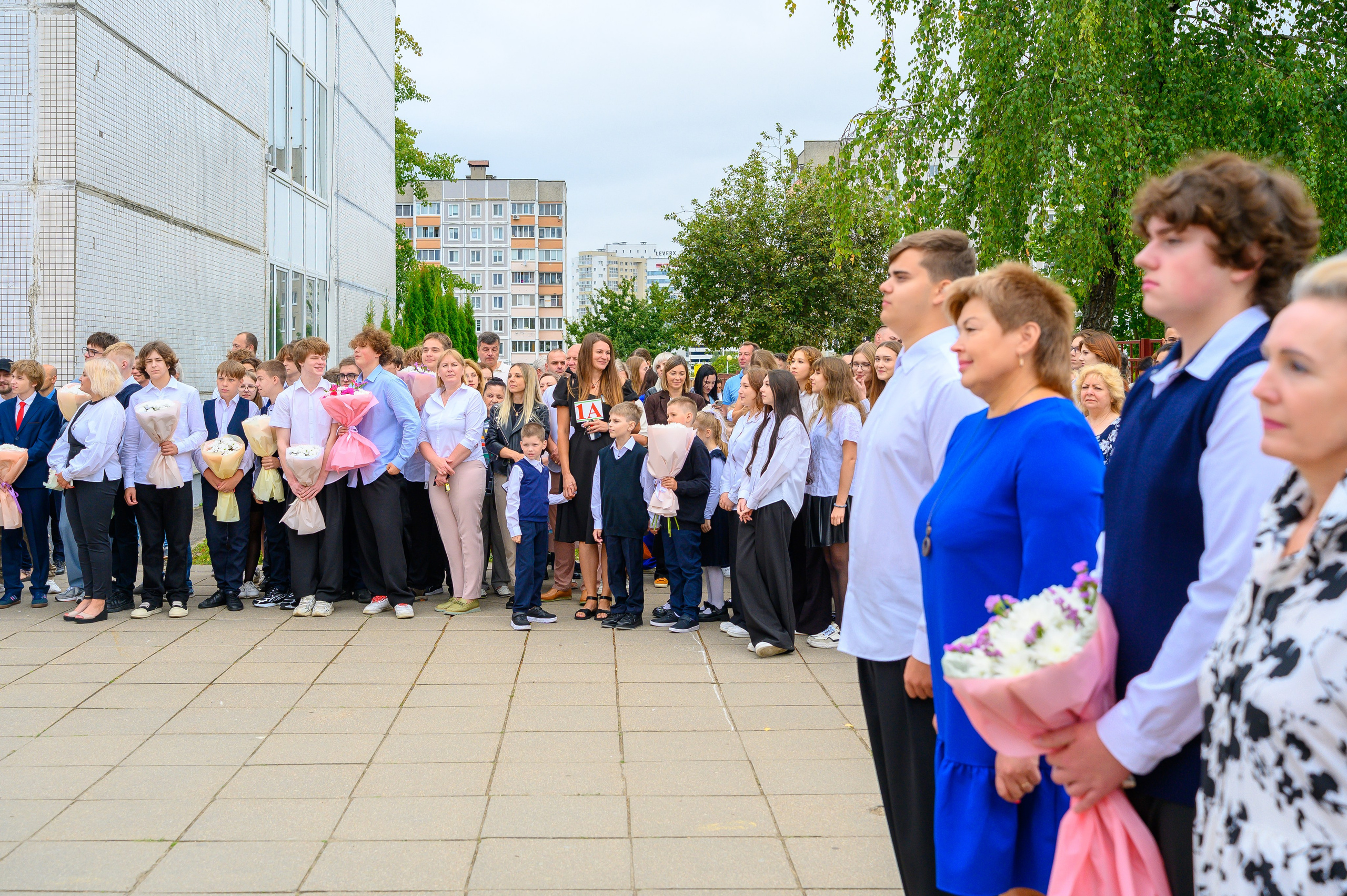 Вот звучит первый звонок, перед этим долгое приготовление к новому этапу в жизни, Яромир идет в школу. Фотоуслуги, услуги фотографа, фотографирование важных событий