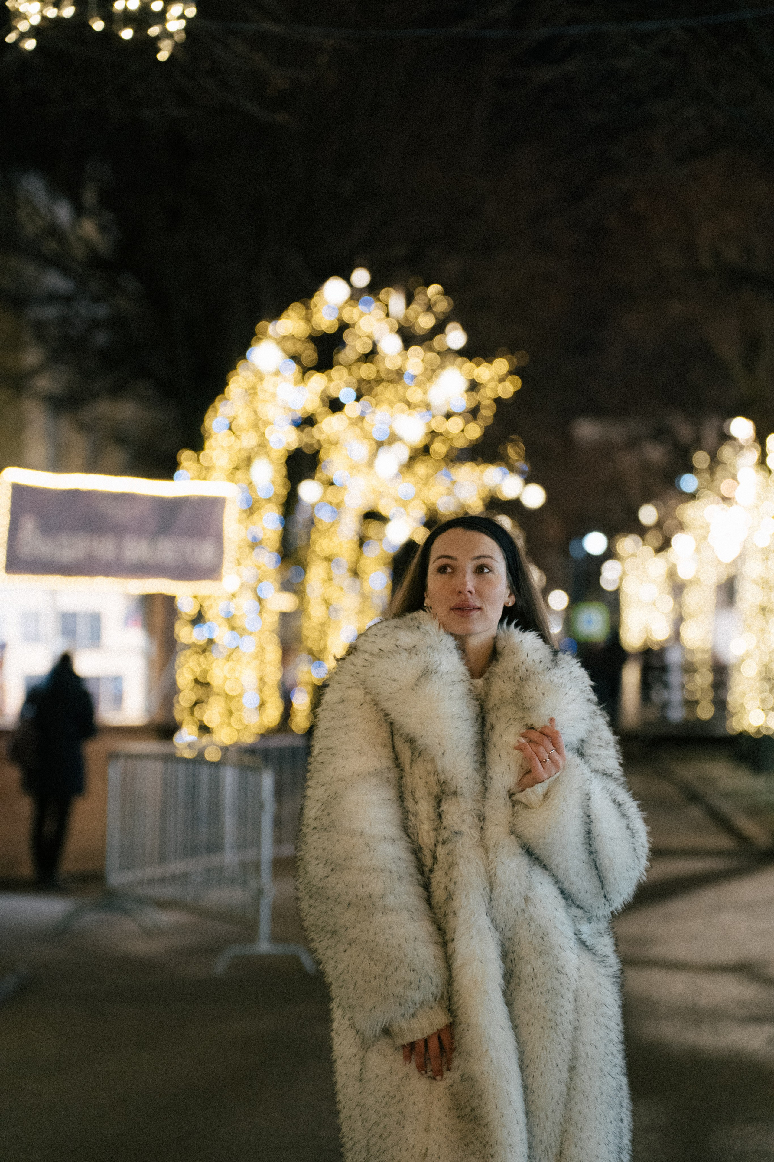 ПРОГУЛКА НА МАНЕЖНОЙ ПЛОЩАДИ ДЛЯ ДЕВУШКИ ПЕРЕД НОВЫМ ГОДОМ (НОВОГОДНЯЯ ФОТОСЕССИИЯ НА МАНЕЖНОЙ ПЛОЩАДИ). Профессиональный фотограф, Санкт-Петербург — Виктория Богомолова