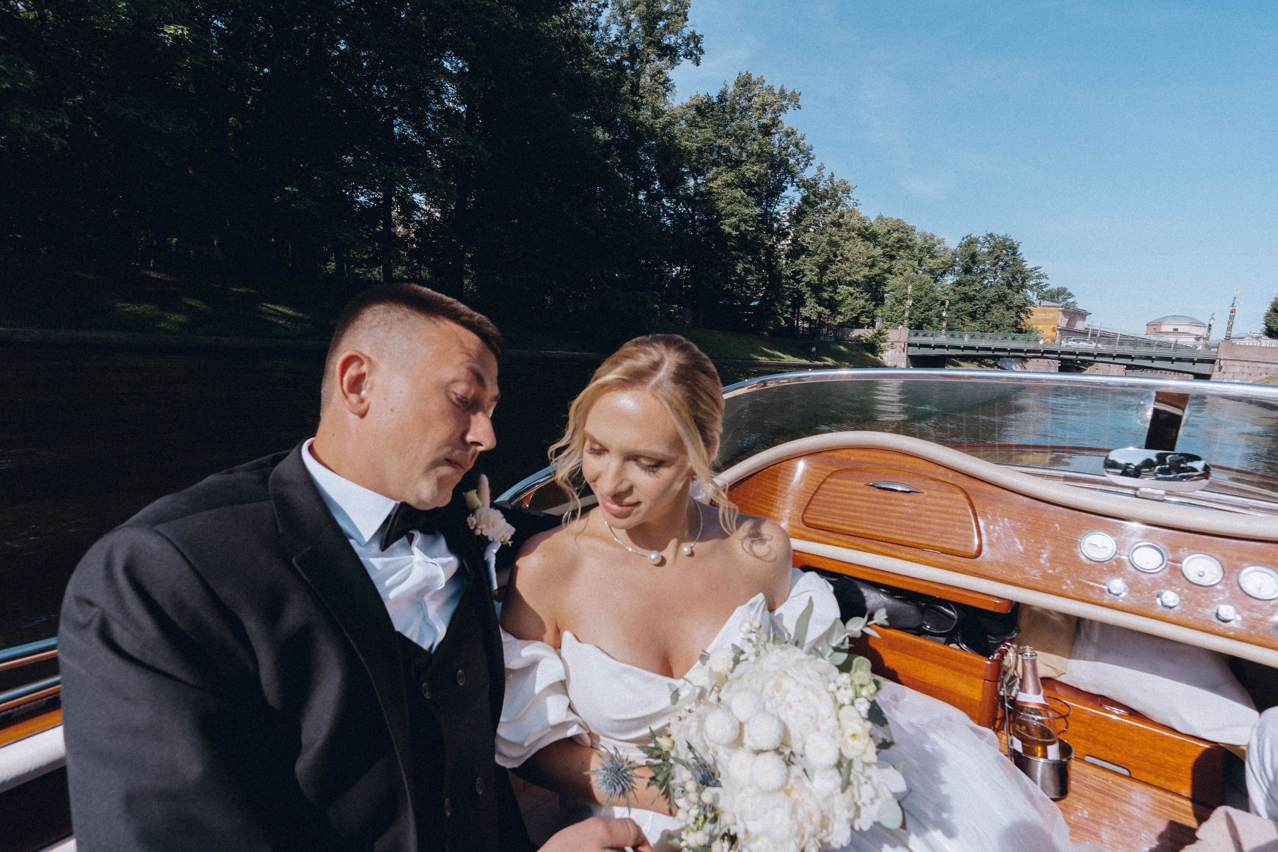 СВАДЕНБНАЯ СЬЕМКА НА КАТЕРЕ ПО КАНАЛАМ САНКТ-ПЕТЕРБУРГА И В АКВАТОРИИ НЕВЫ. Профессиональный фотограф, Санкт-Петербург — Виктория Богомолова
