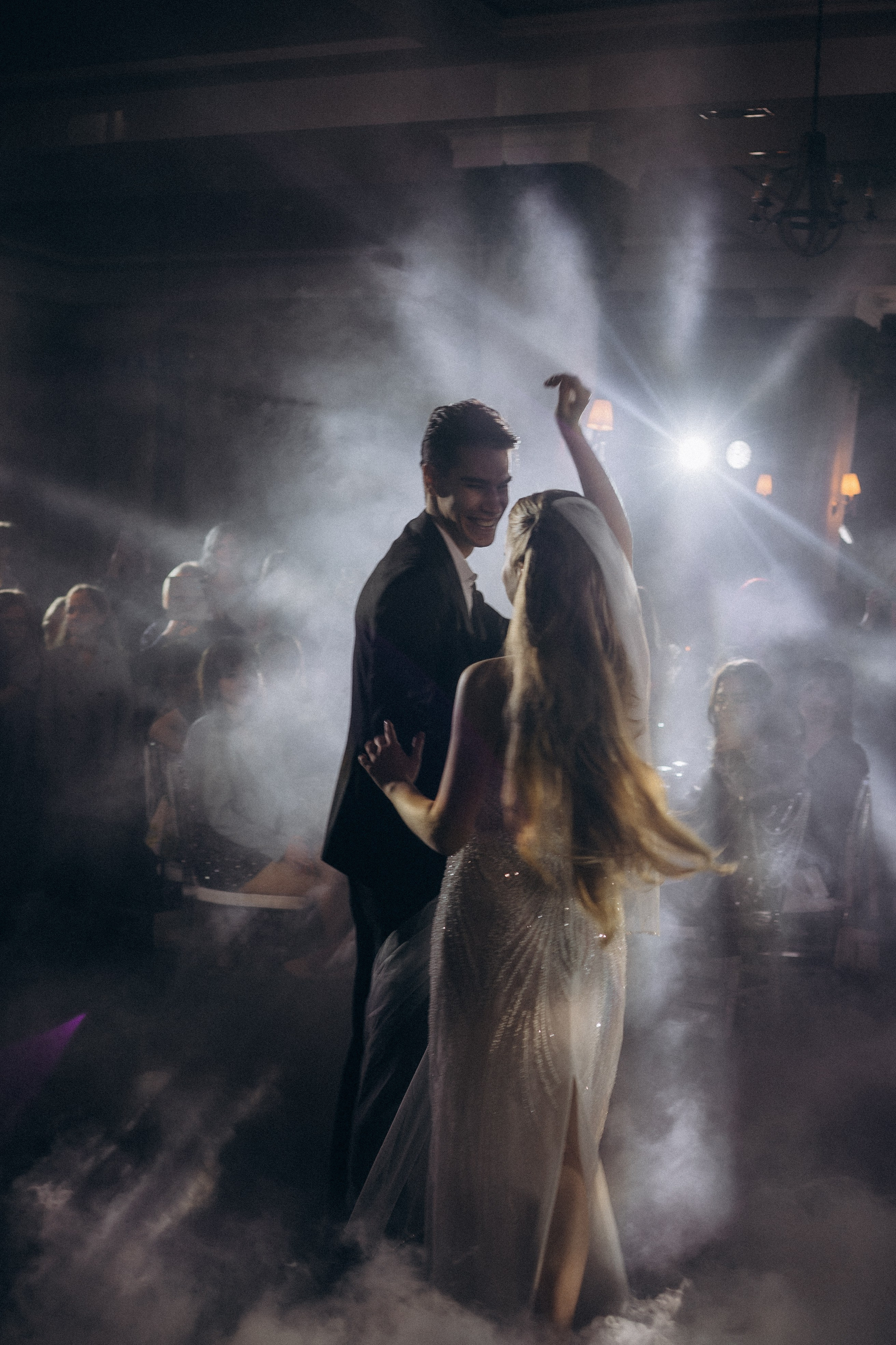 ПЕРВЫЙ ТАНЕЦ МОЛОДЫХ НА БАНКЕТЕ. ТРОГАТЕЛЬНЫЙ МОМЕНТ (СНЯТО В СИБИРЕ В НИЖНЕВАРТОВСКЕ). Профессиональный фотограф, Санкт-Петербург — Виктория Богомолова