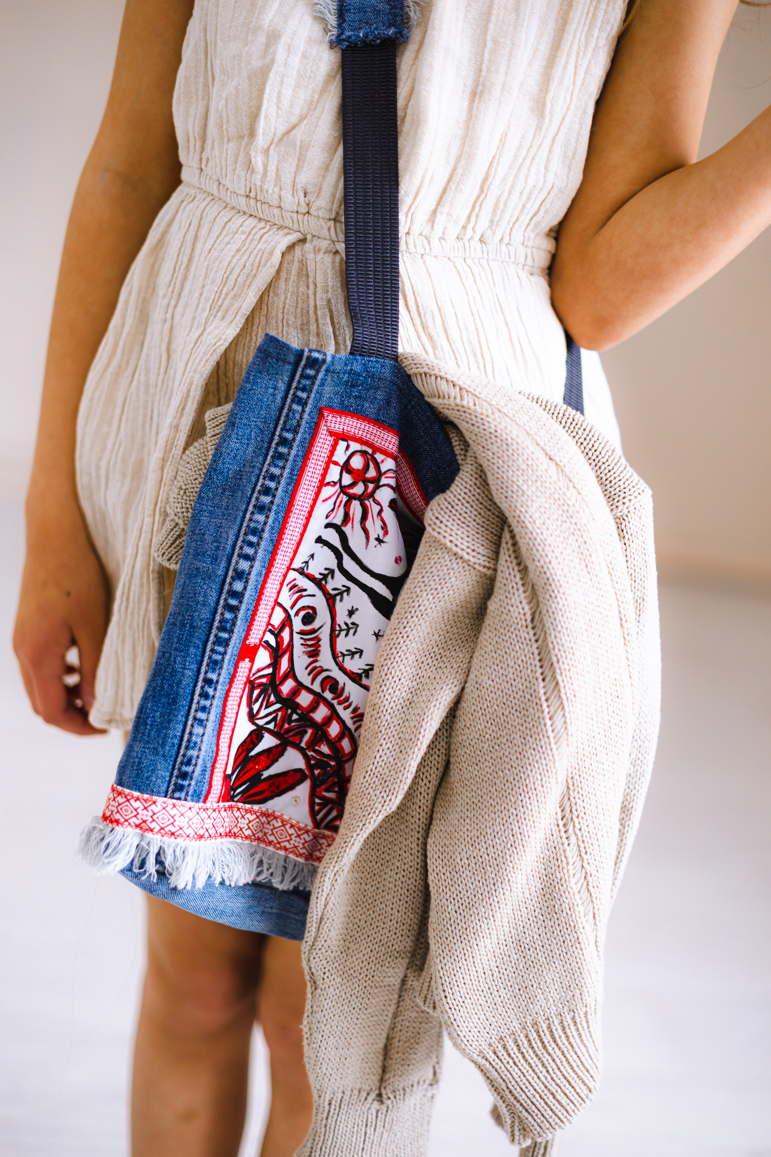 Сумки из денима с мезенской росписью своим руками в мастерской шитья и дизайна. Школа для девочек во Владивостоке — Само Совершенство