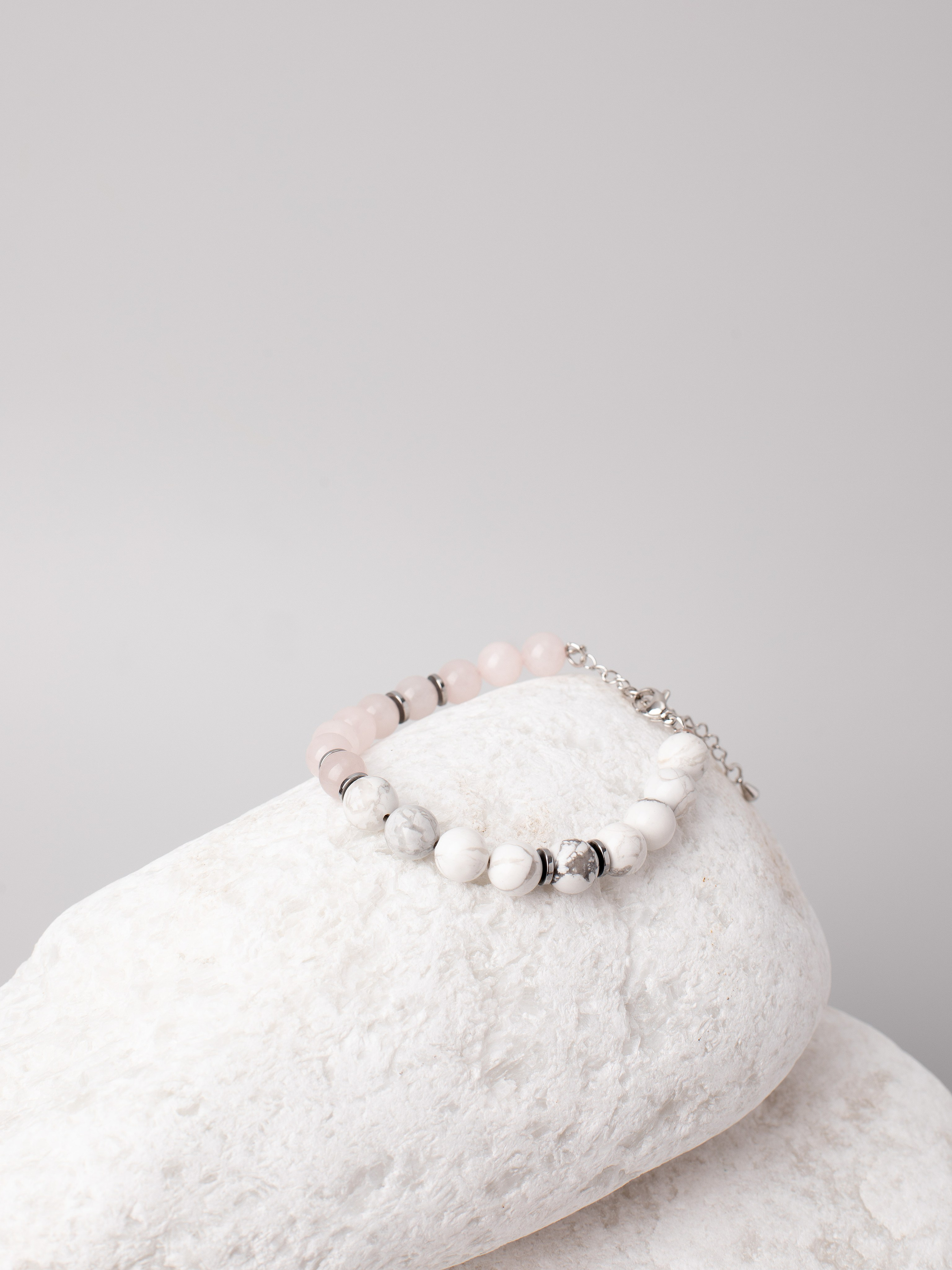 Браслеты ручной работы. Фотостудия предметной и модельной съёмки для маркетплейсов