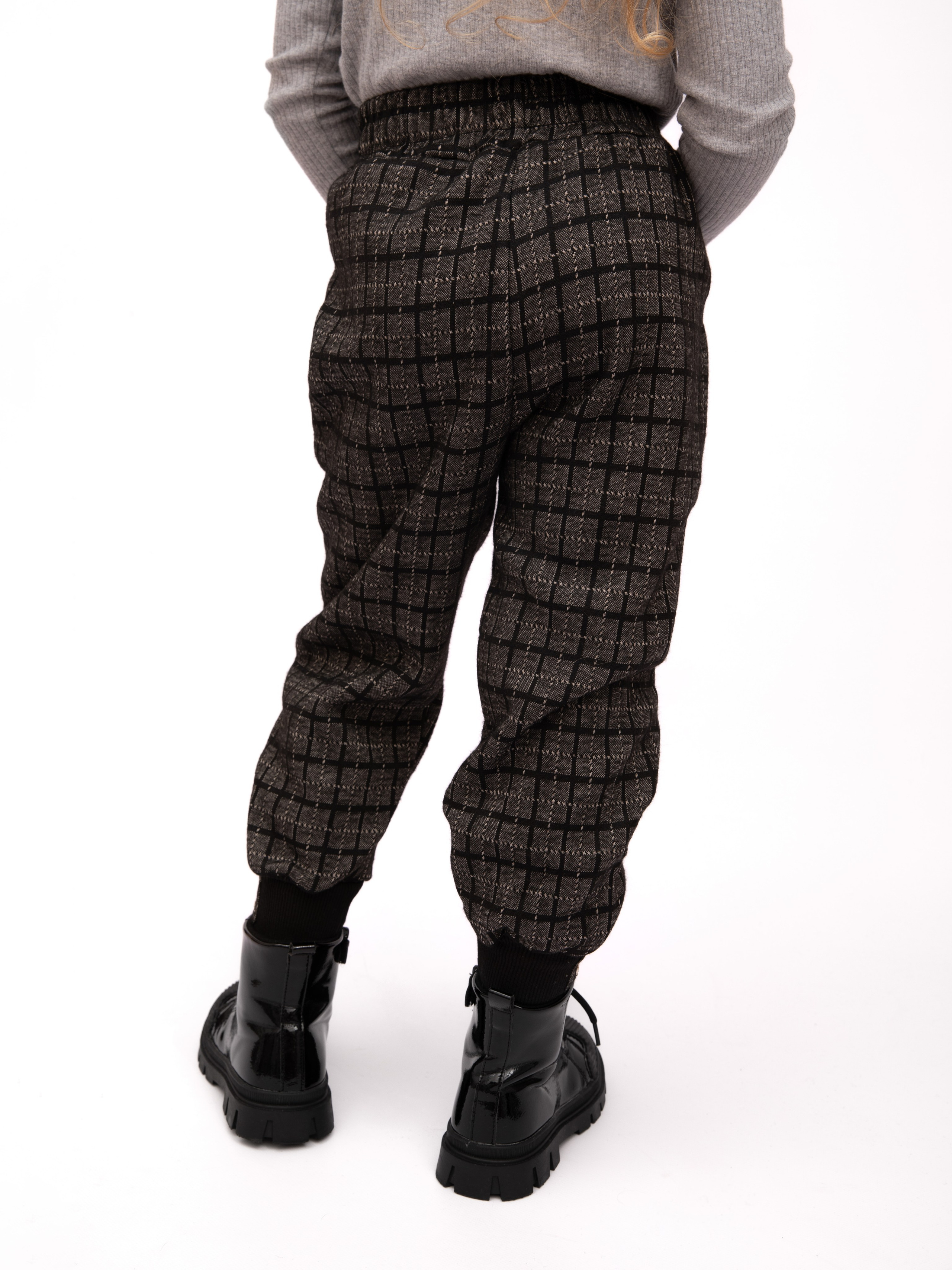 Детские брюки. Фотостудия предметной и модельной съёмки для маркетплейсов