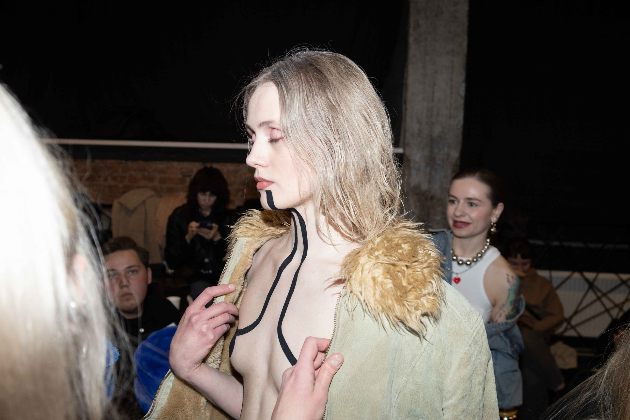 Auxi Backstage. VICTORIA SHU