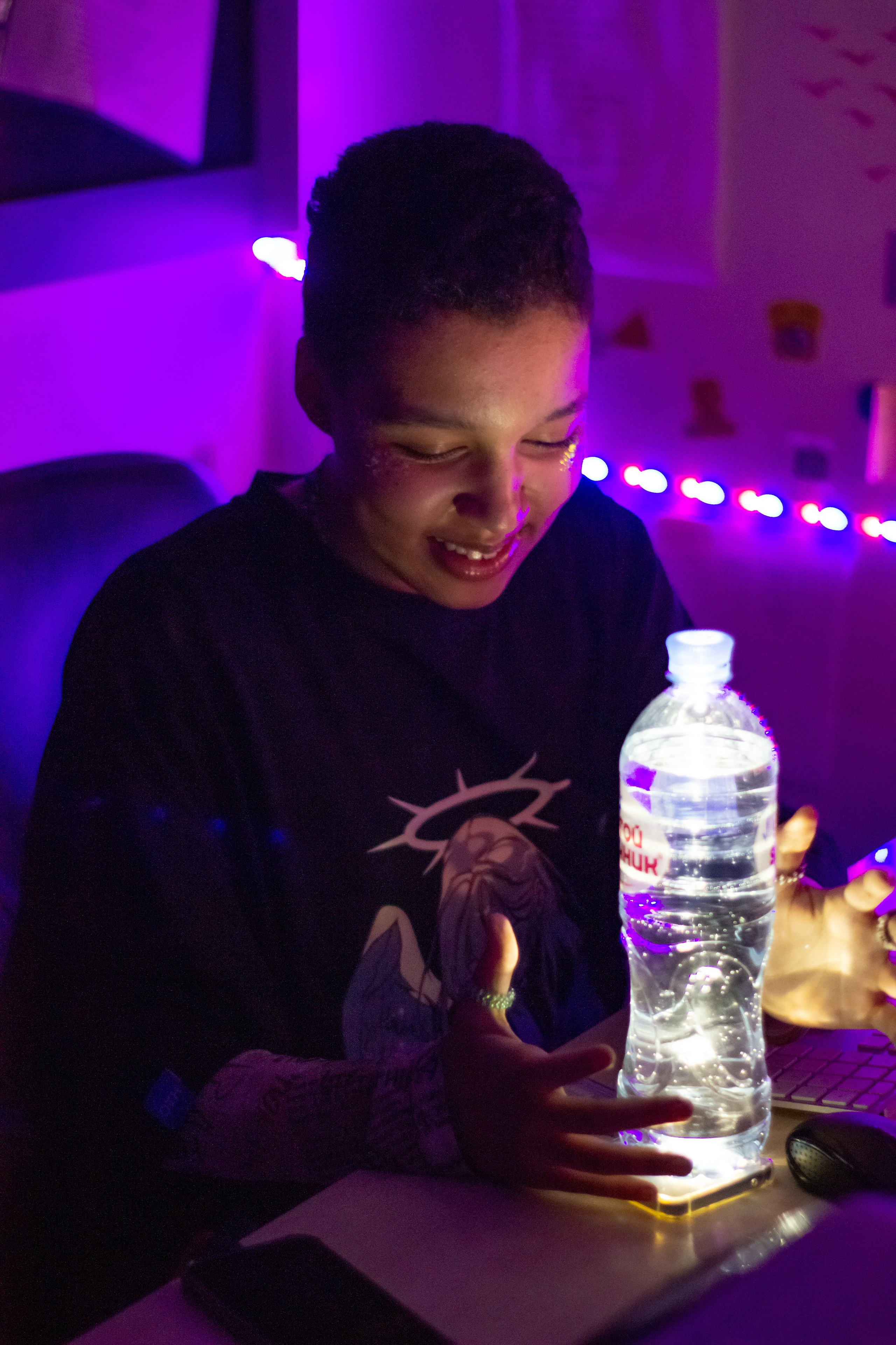 Эстер в неоне. Фотограф и видеограф в Москве Анна Матюхина