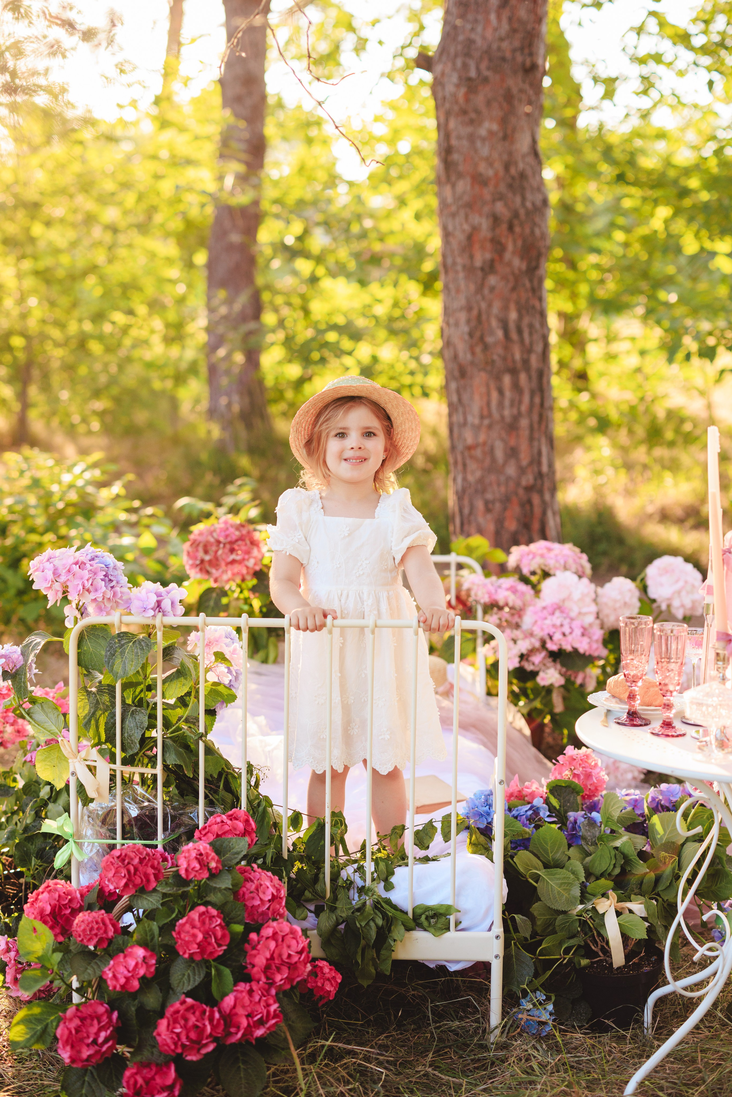 Цветочная кровать с кроликами. Семейный и детский фотограф в Краснодаре Анна Трашкова