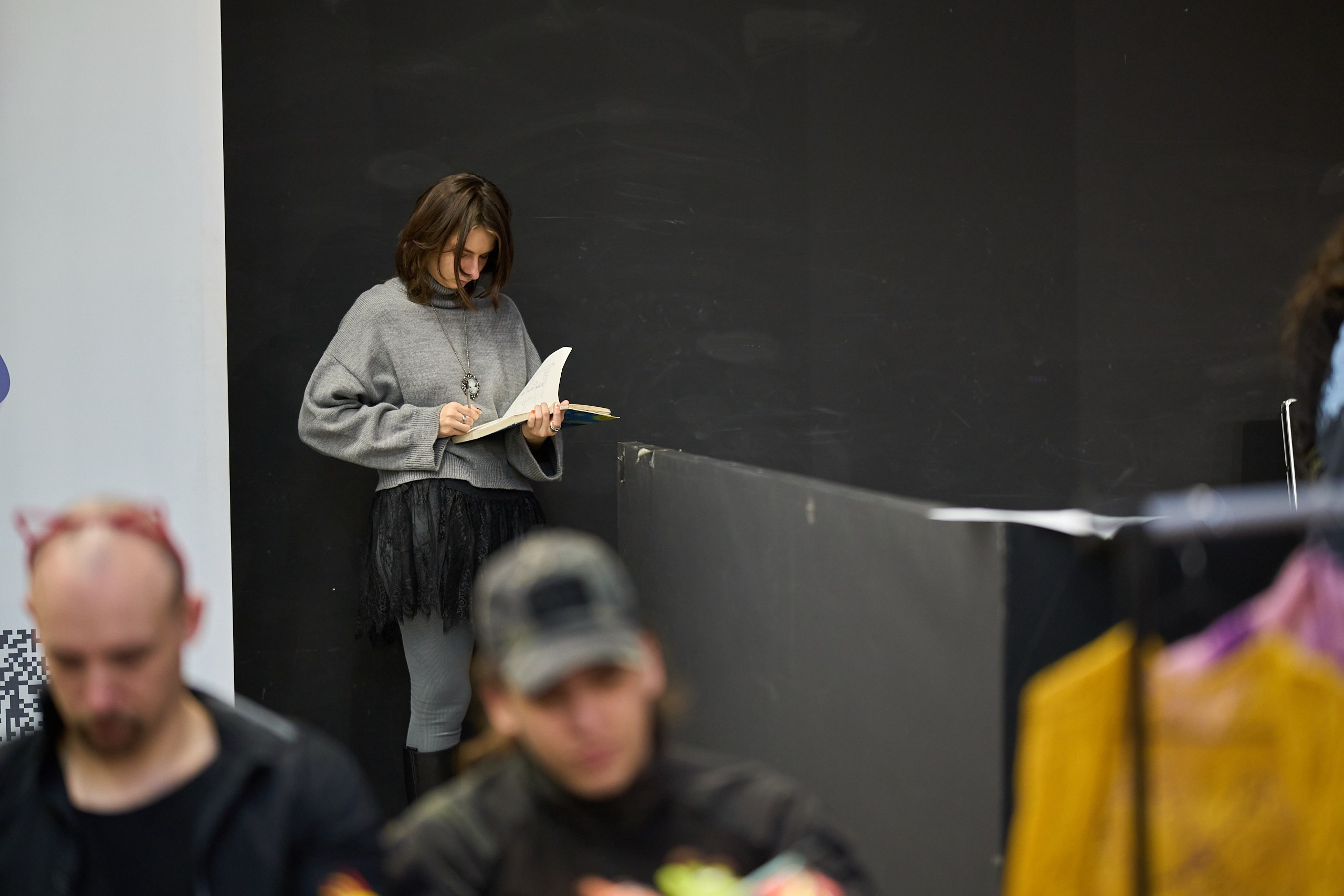 А ещё среди нас ходила художница, делавшая скетчи. На одном я даже себя узнал. Мне конечно могло показаться, но я верю в чудо :) (Спойлер: не показалось.) А ещё она была прям очень осторожная и в сто раз более интровертная, чем я, так что я подловил её с максимального расстояния.