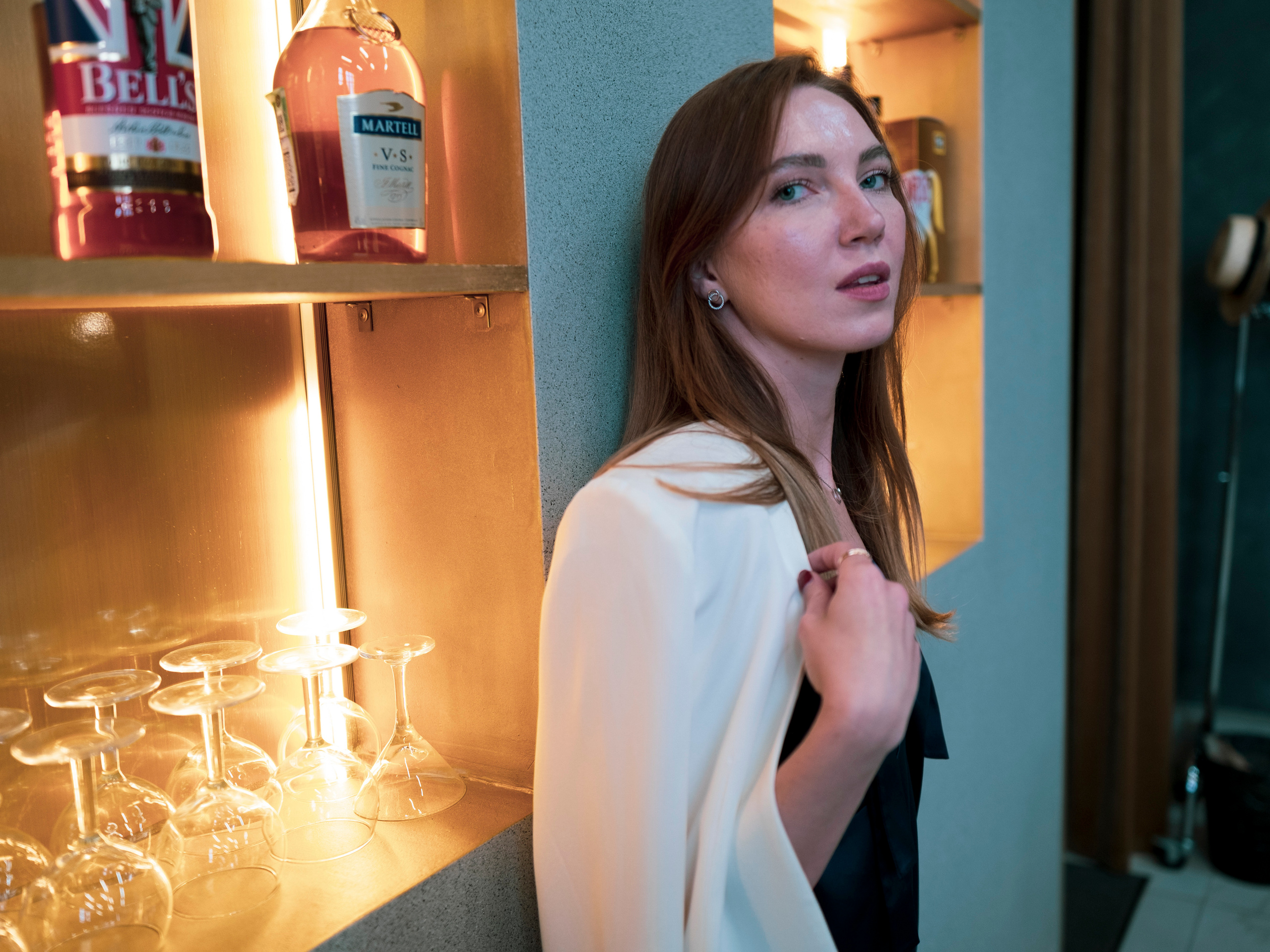  Тест драйв камер и объективов FujiFilm. Девушка с студии с бутылкой алкоголя.