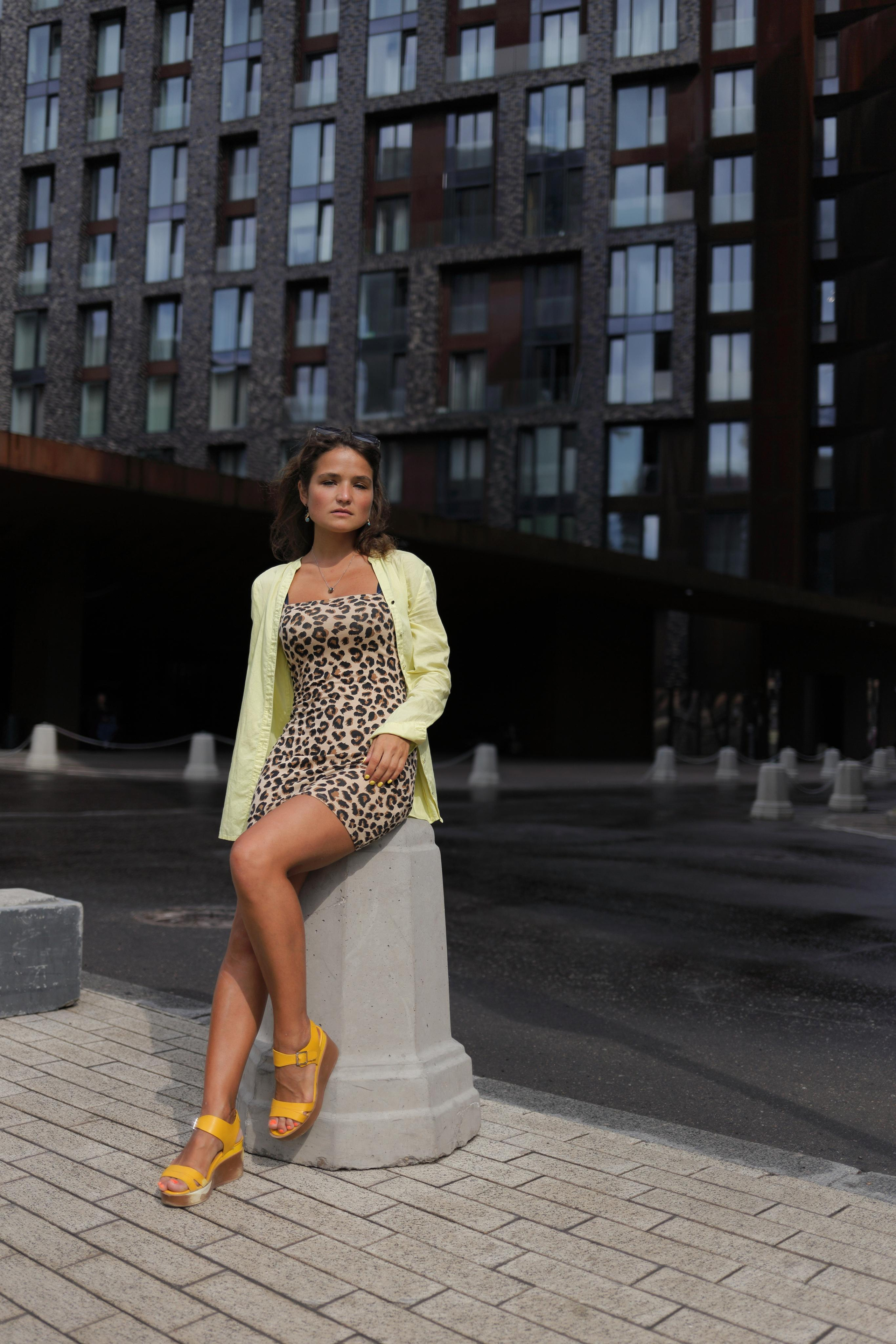 красивая женщина в современной городской затройке