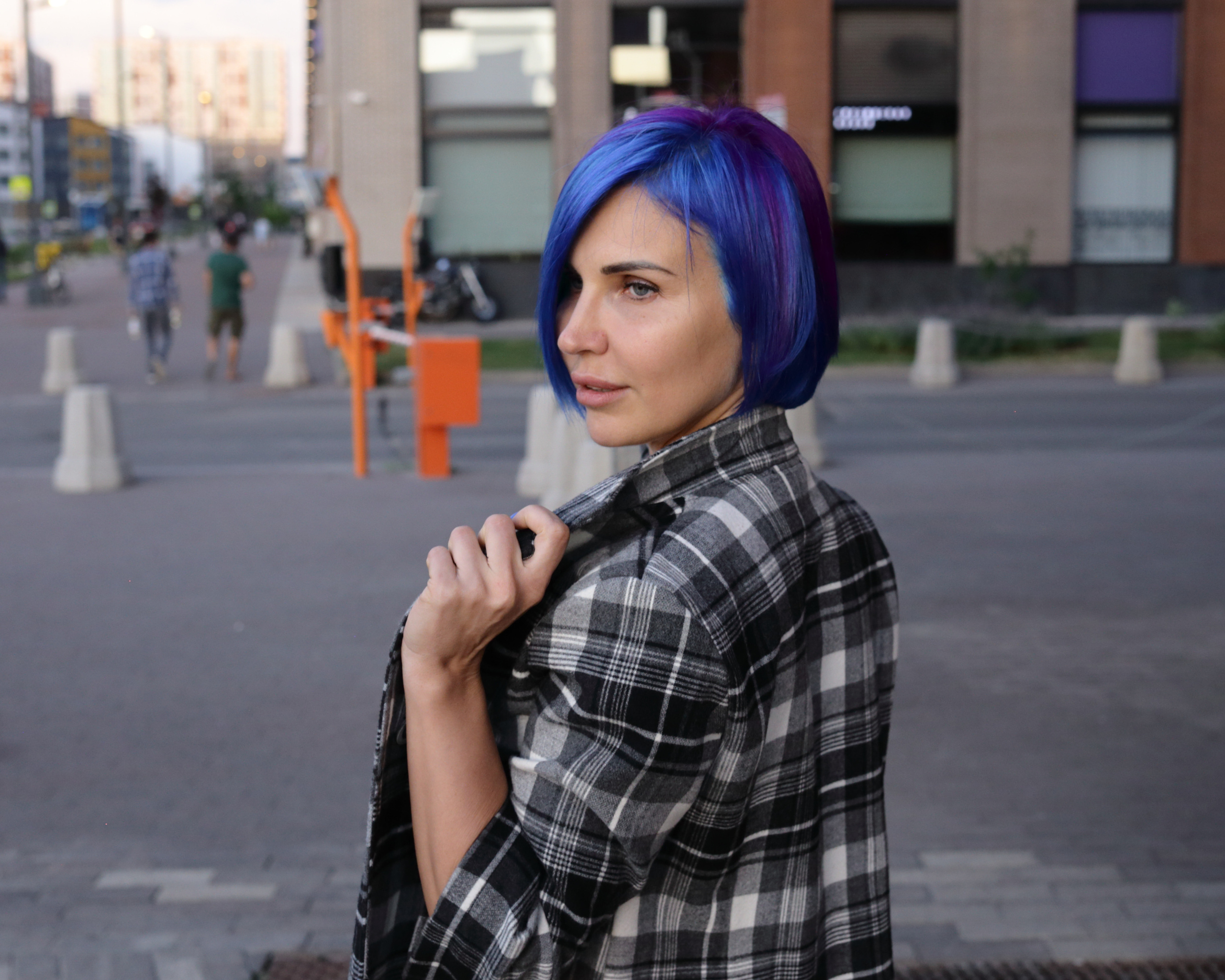 девушка с синими волосами гуляет по городу