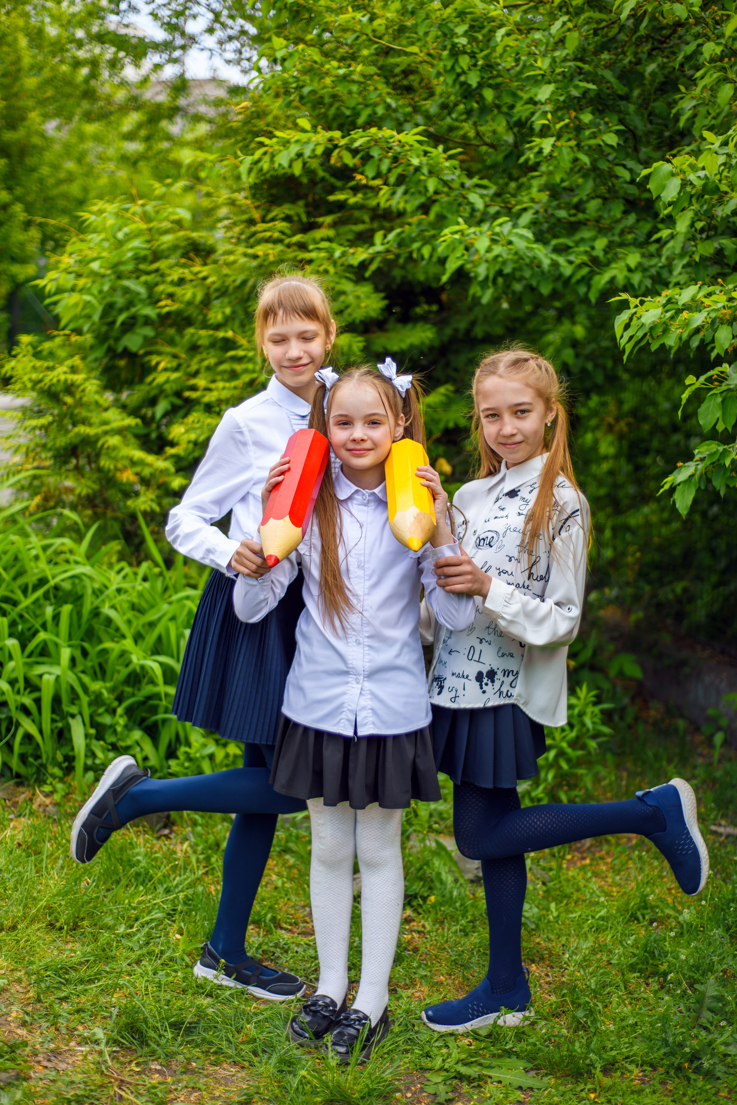 Фотосъемка в школьном саду. Фотограф. Выпускные альбомы в Барнауле