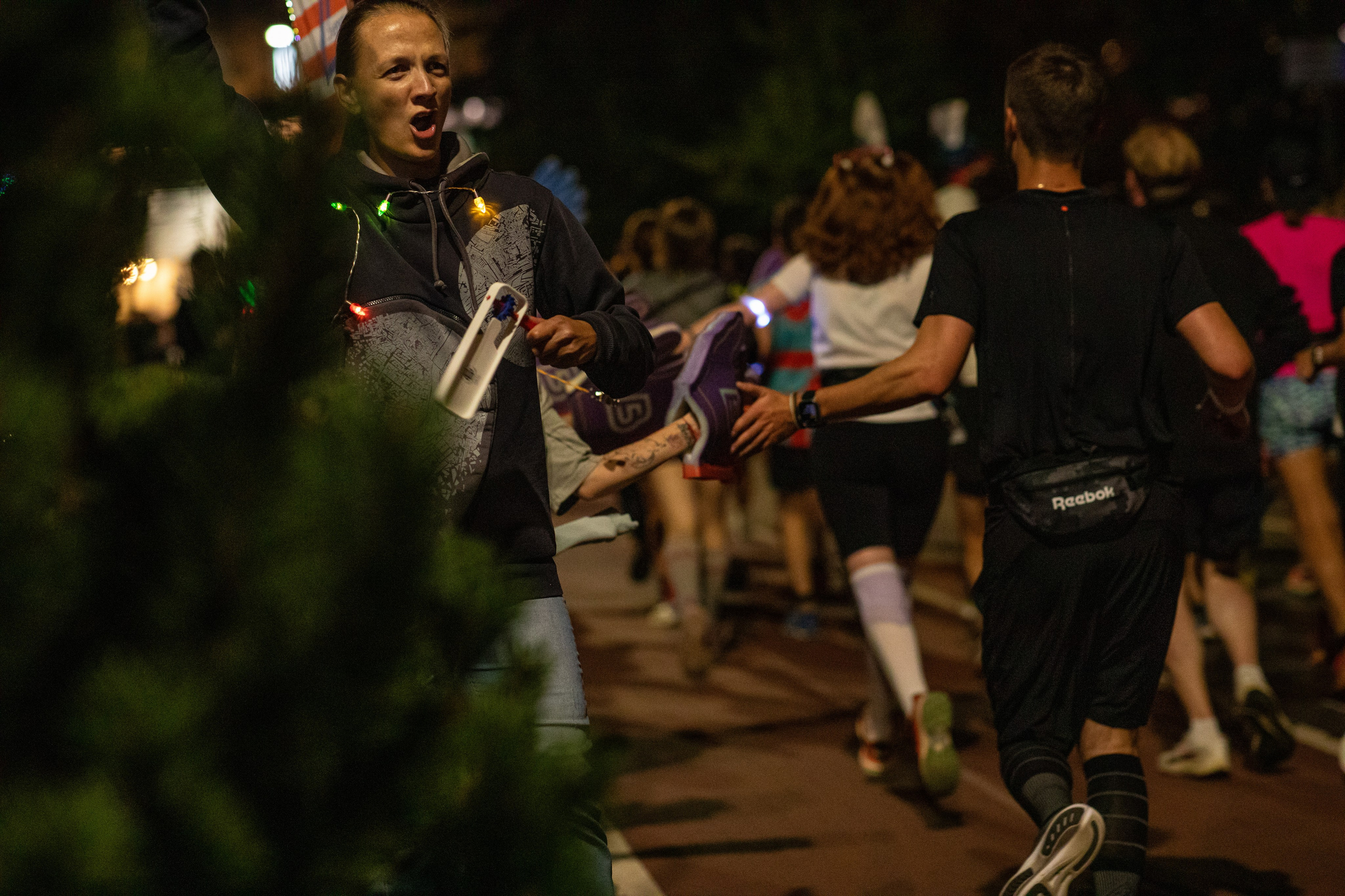 Ночной забег в ленте фотографий бегунов 03.08.24. Фотограф Сергей Ловкий