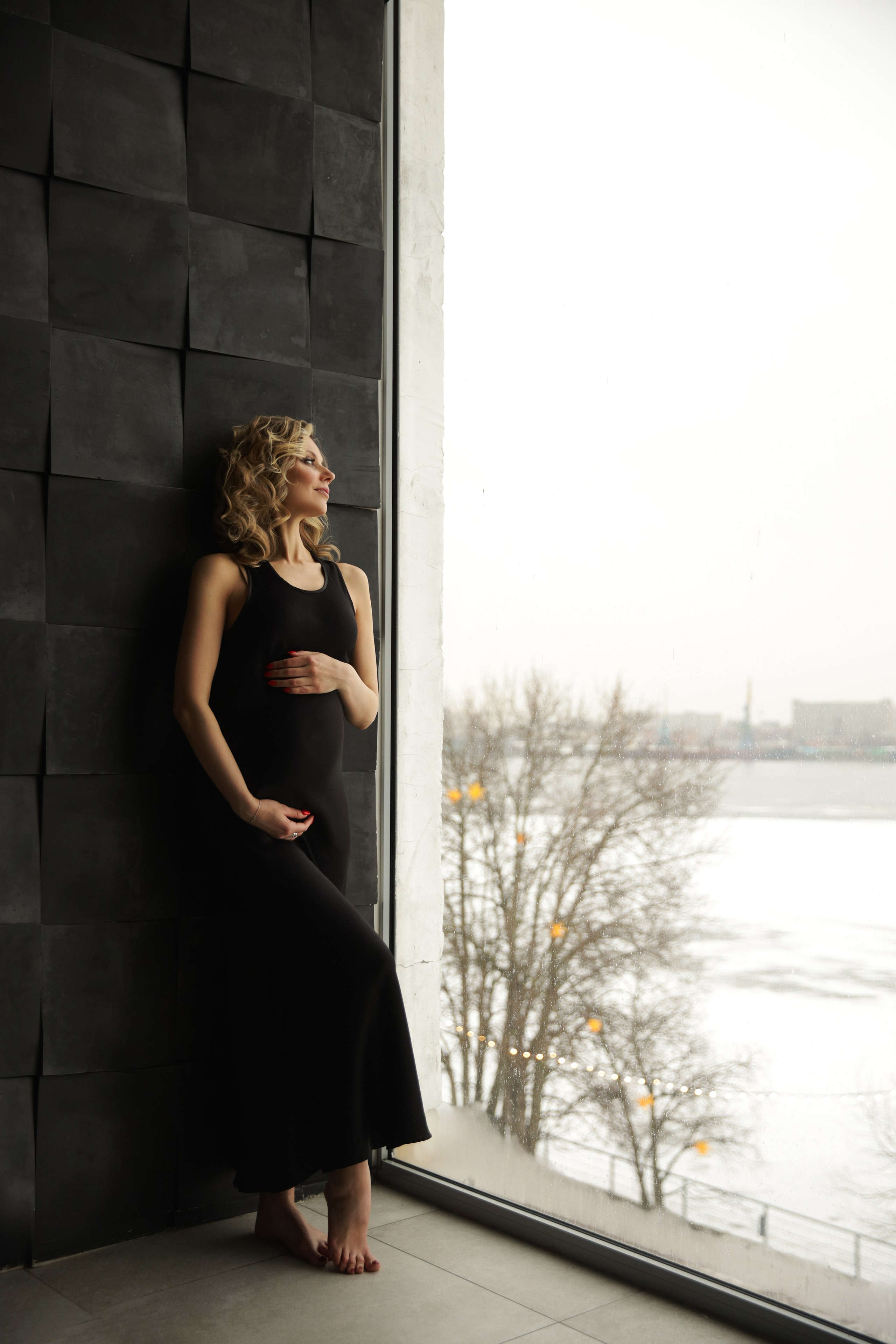 Фотосессия беременности, минимализм, циклорама