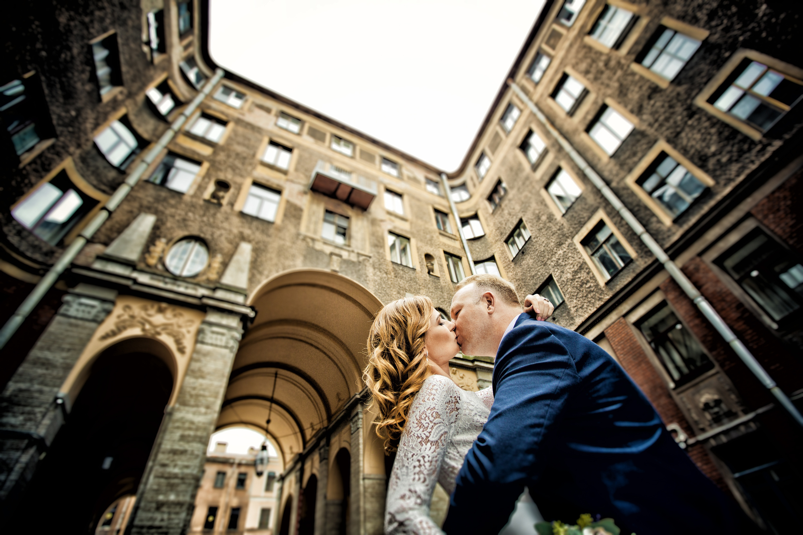 поцелуй влюбленных во дворе Толстовского дома на Фонтанке