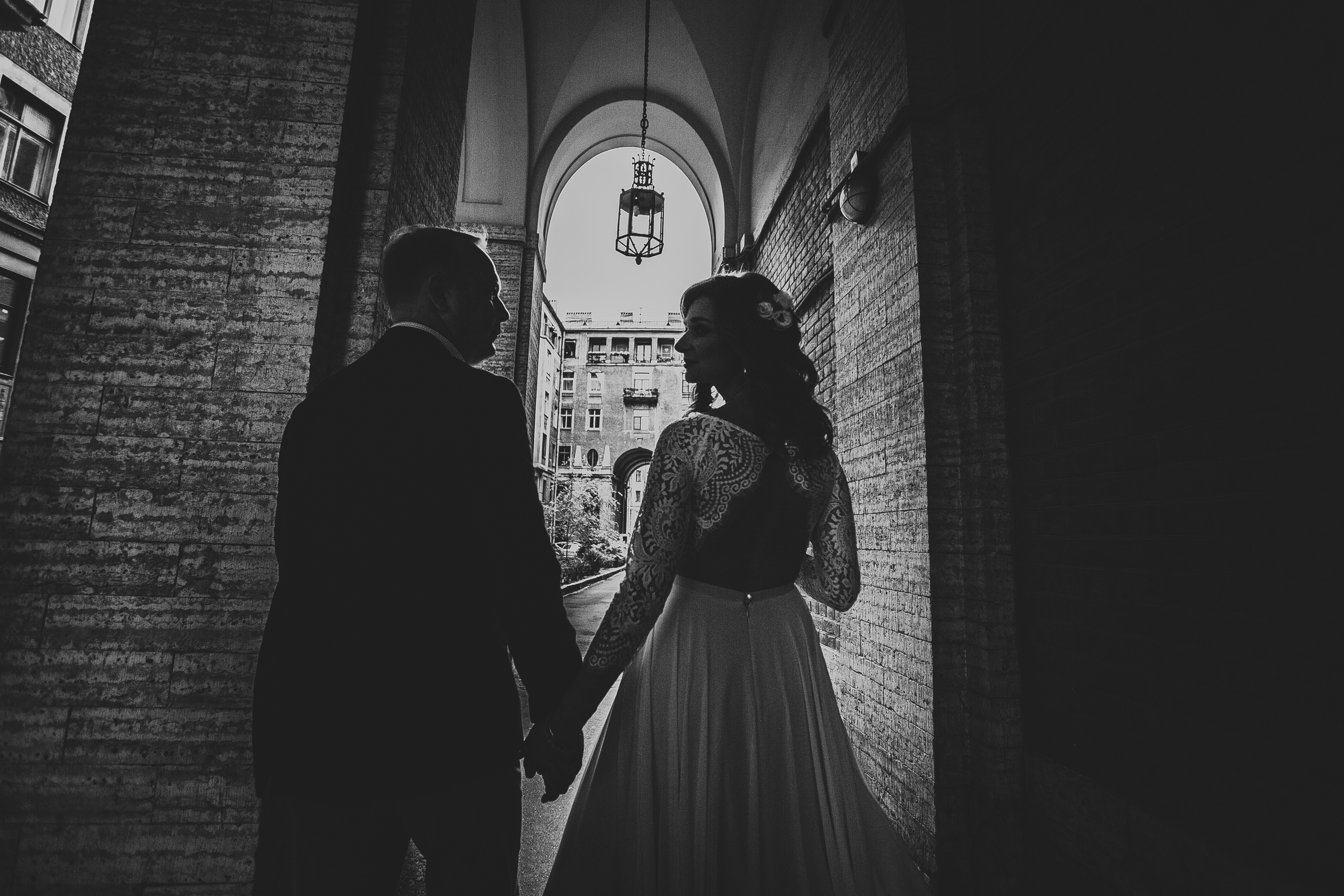 силуэты пары в контровом свете