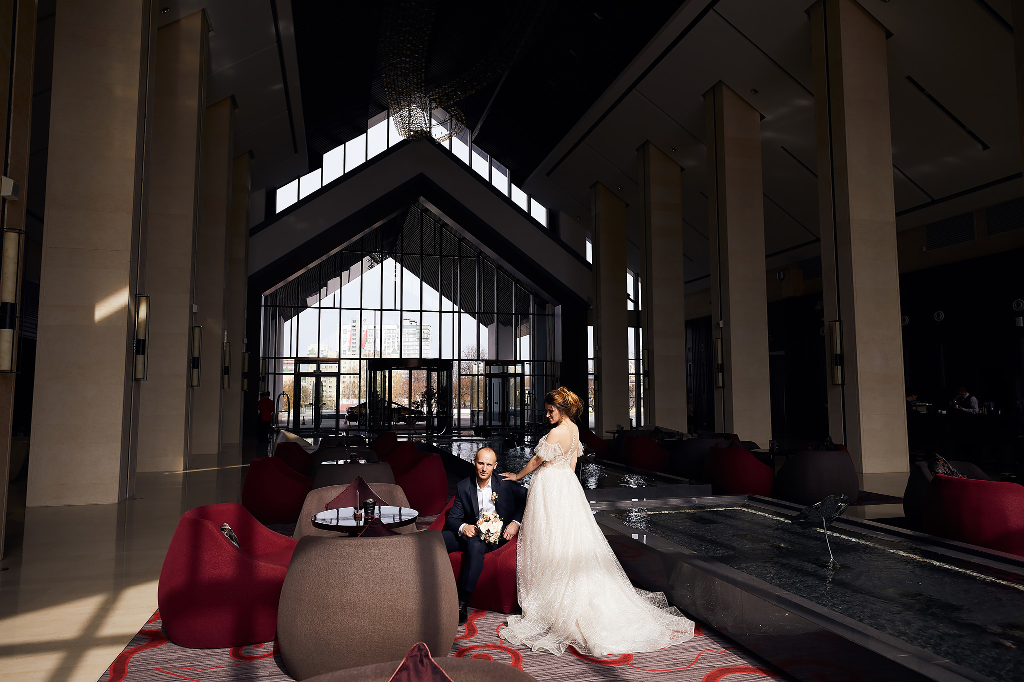 Сборы невесты на квартире. Жених и невеста собираются вместе.  Свадьба