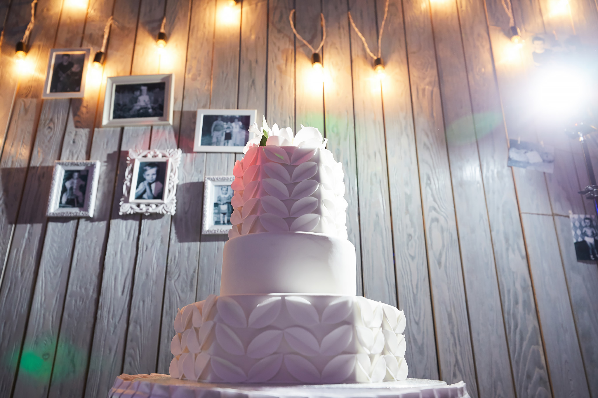 Сборы невесты на квартире. Жених и невеста собираются вместе.  Свадьба