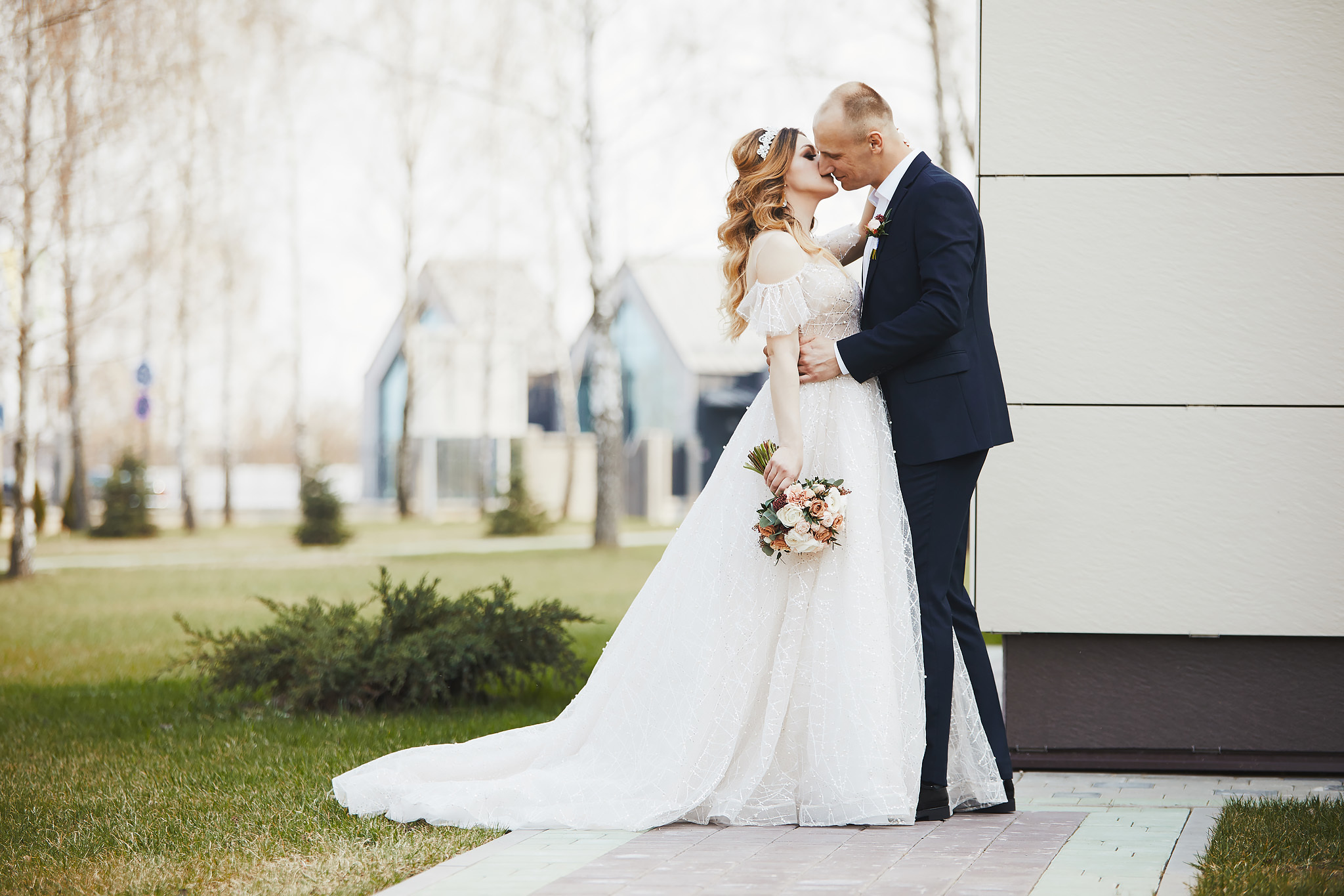 Сборы невесты на квартире. Жених и невеста собираются вместе.  Свадьба