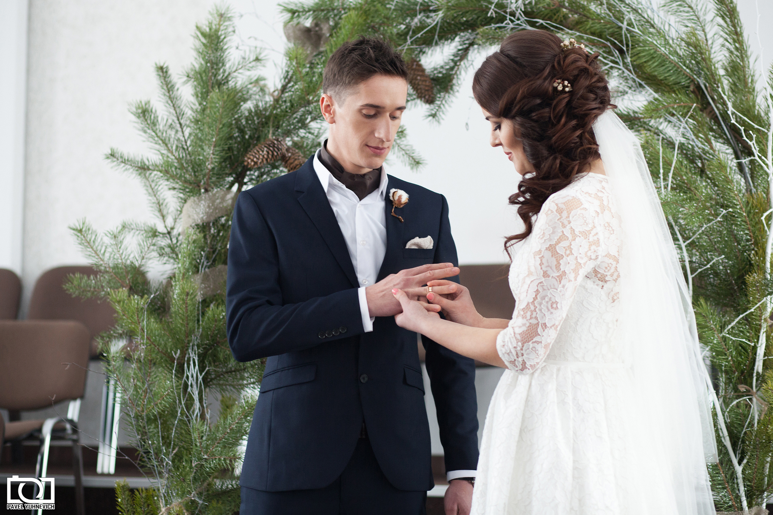 Свадьба зимой. Идеи для свадебной фотосессии зимой. Фотограф Павел Юхн