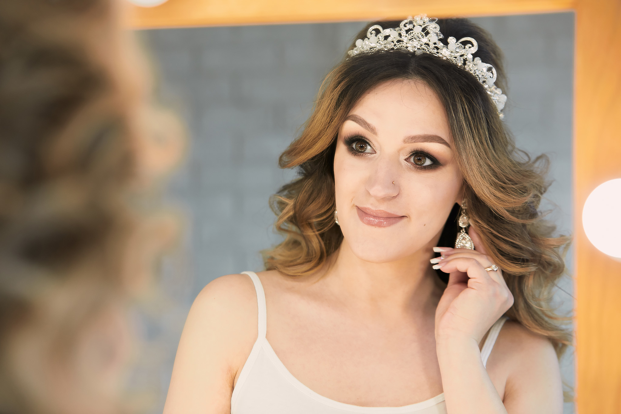 Сборы невесты на квартире. Жених и невеста собираются вместе.  Свадьба