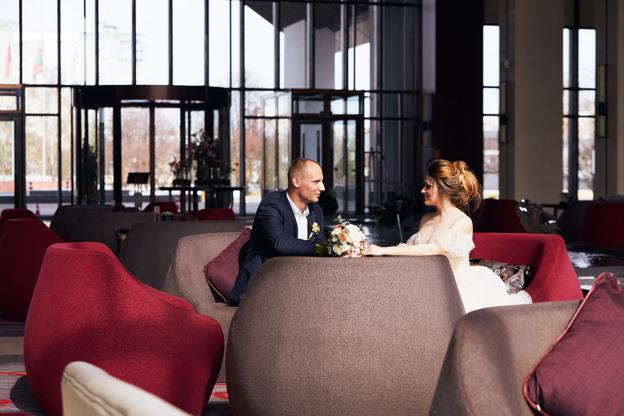 Сборы невесты на квартире. Жених и невеста собираются вместе.  Свадьба