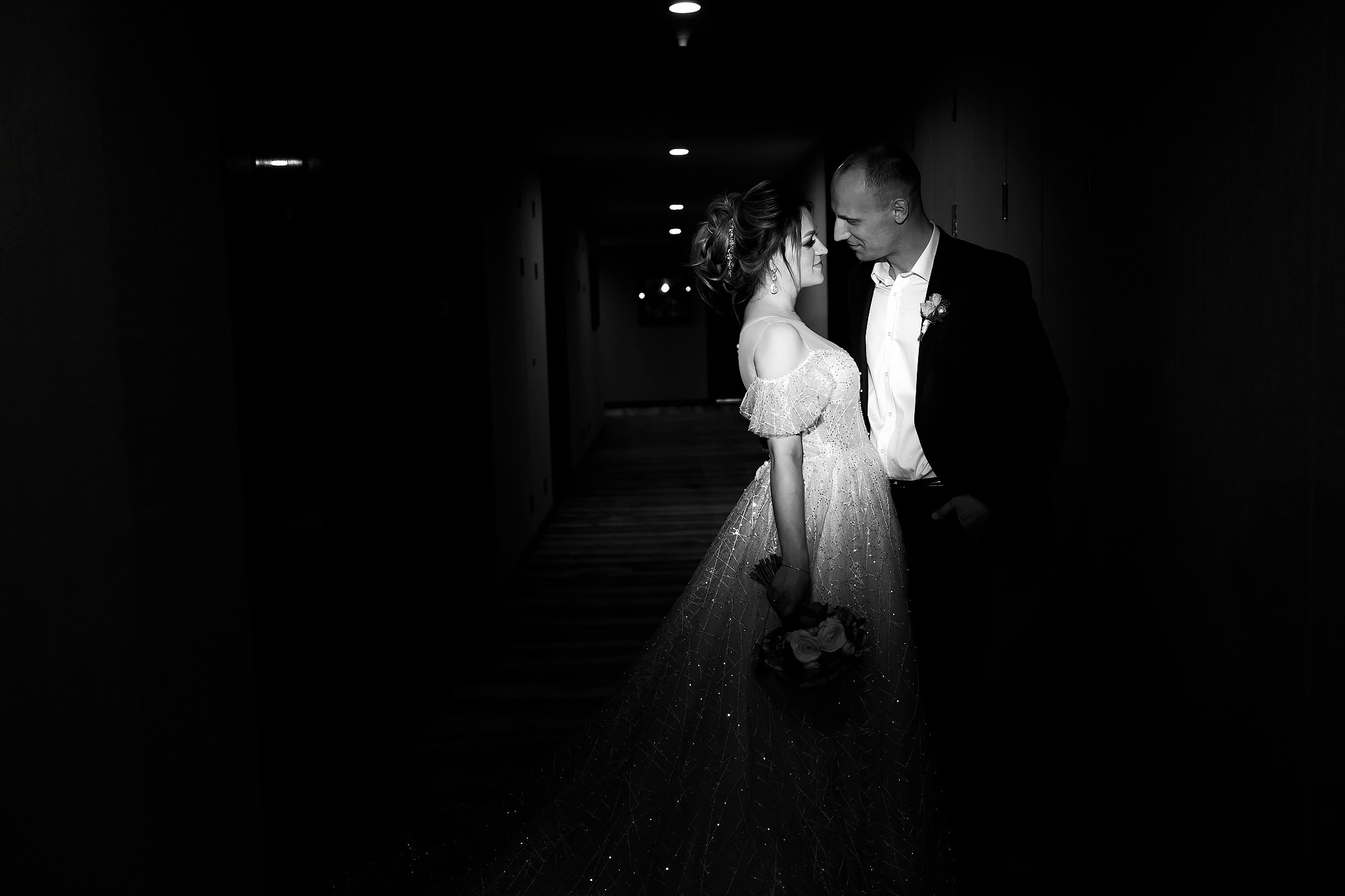 Сборы невесты на квартире. Жених и невеста собираются вместе.  Свадьба