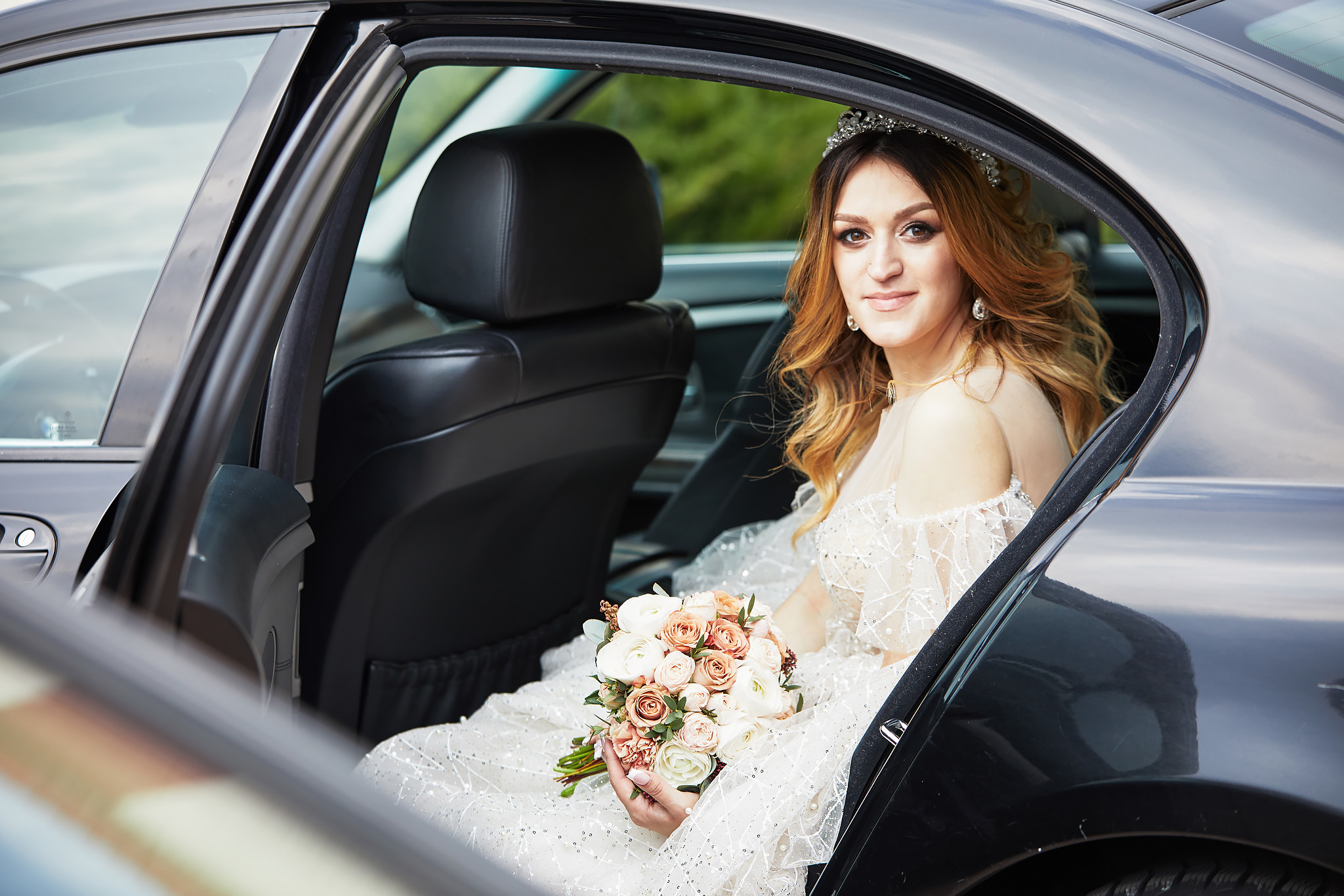 Сборы невесты на квартире. Жених и невеста собираются вместе.  Свадьба