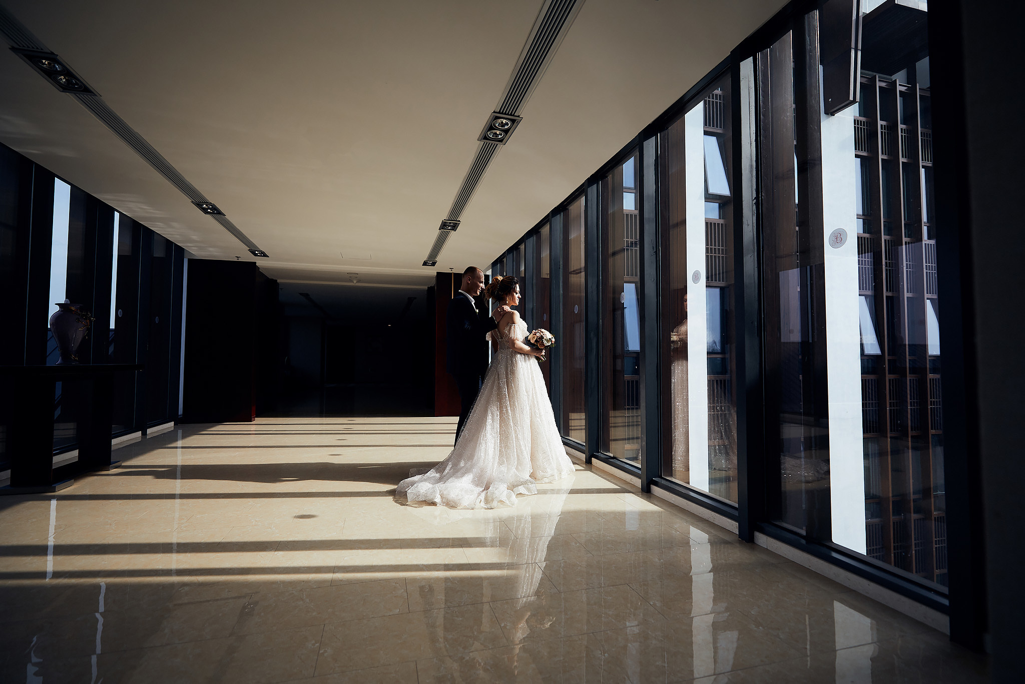 Сборы невесты на квартире. Жених и невеста собираются вместе.  Свадьба