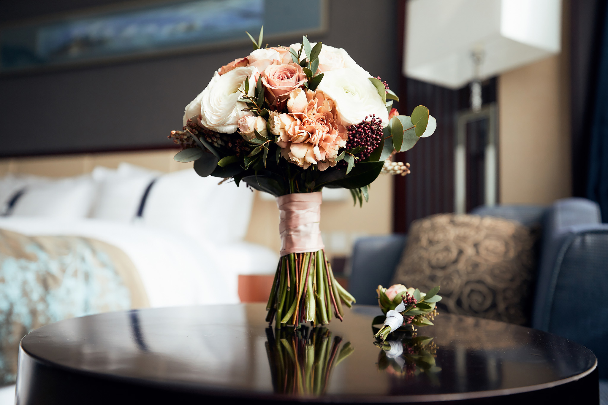 Сборы невесты на квартире. Жених и невеста собираются вместе.  Свадьба