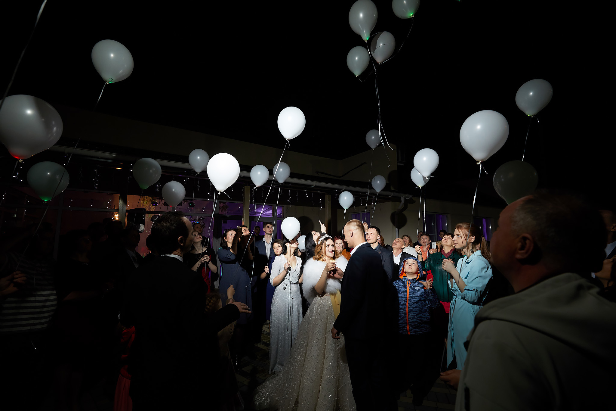 Сборы невесты на квартире. Жених и невеста собираются вместе.  Свадьба