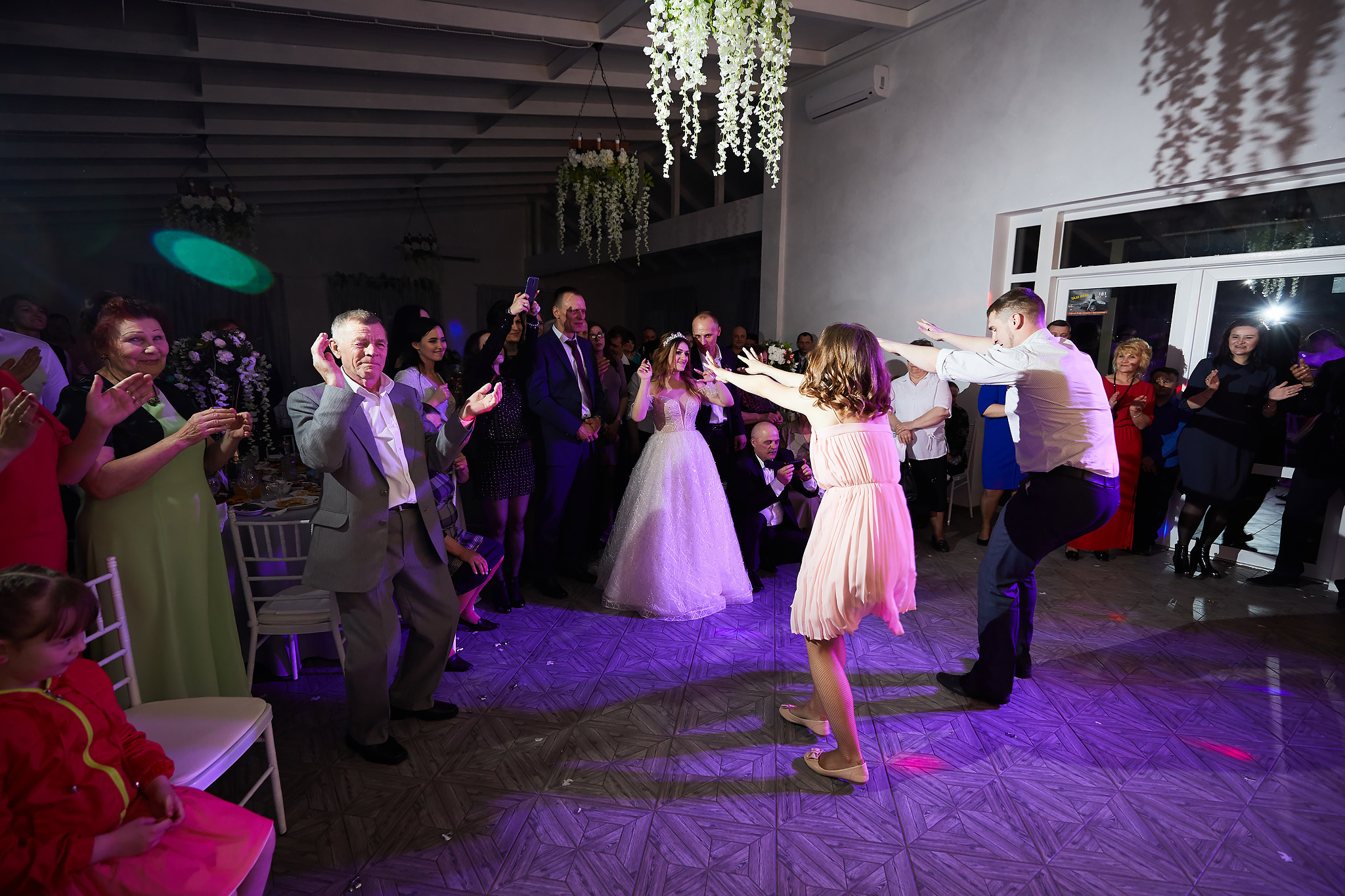 Сборы невесты на квартире. Жених и невеста собираются вместе.  Свадьба