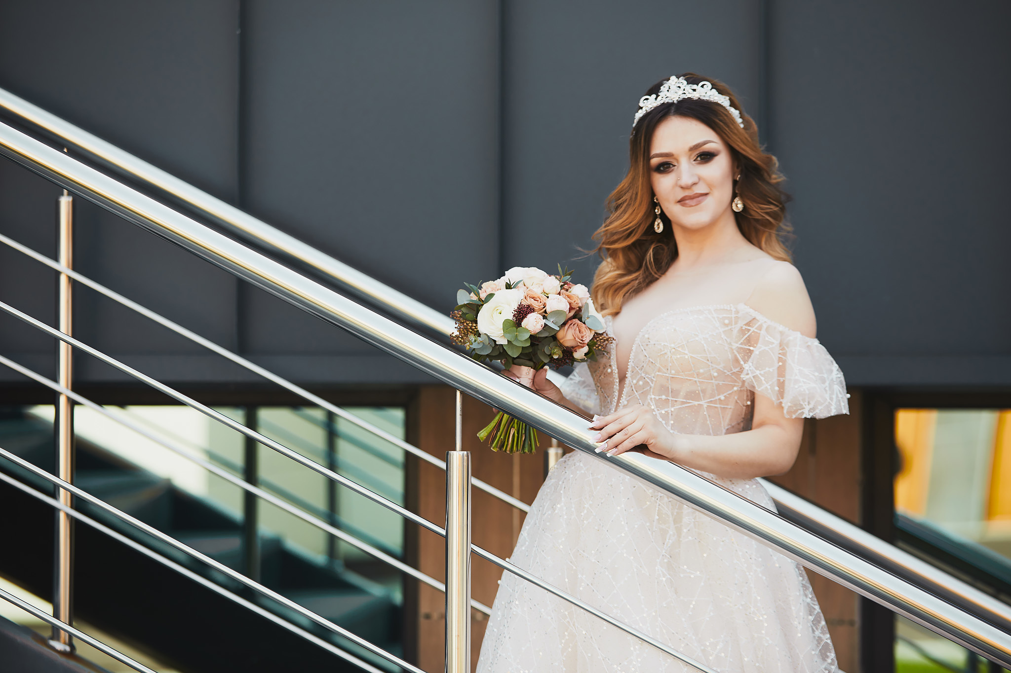 Сборы невесты на квартире. Жених и невеста собираются вместе.  Свадьба