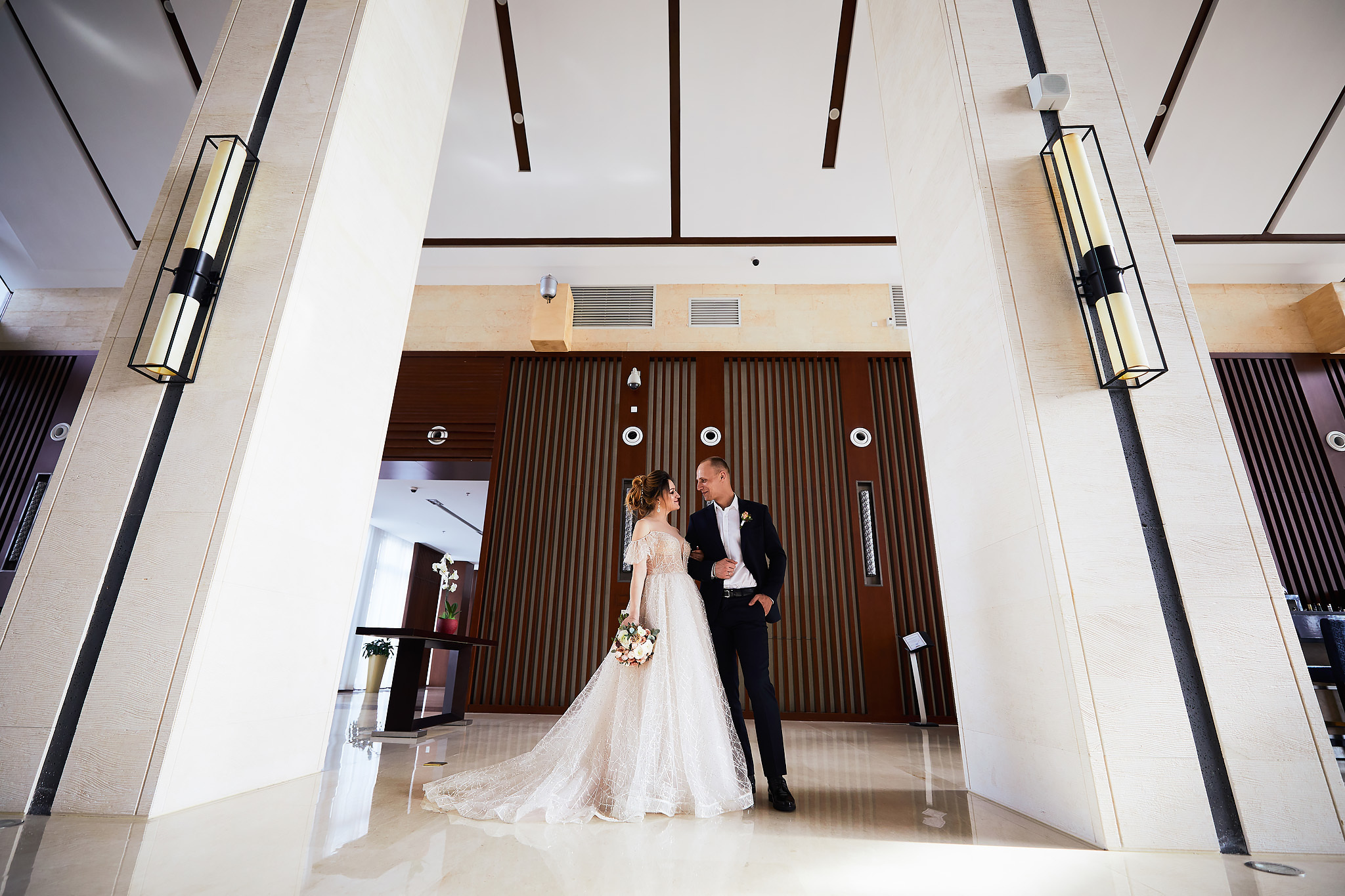 Сборы невесты на квартире. Жених и невеста собираются вместе.  Свадьба