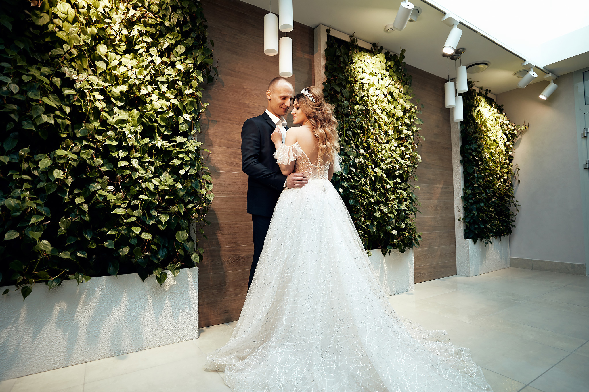 Сборы невесты на квартире. Жених и невеста собираются вместе.  Свадьба