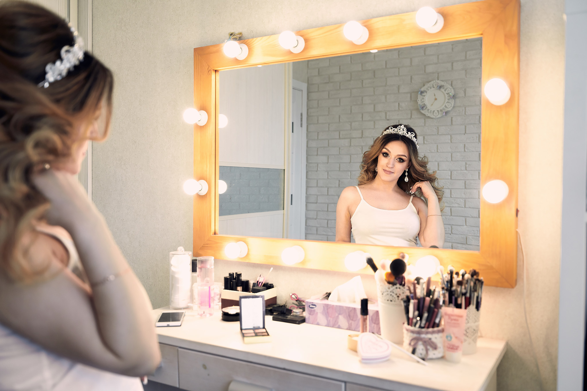 Сборы невесты на квартире. Жених и невеста собираются вместе.  Свадьба