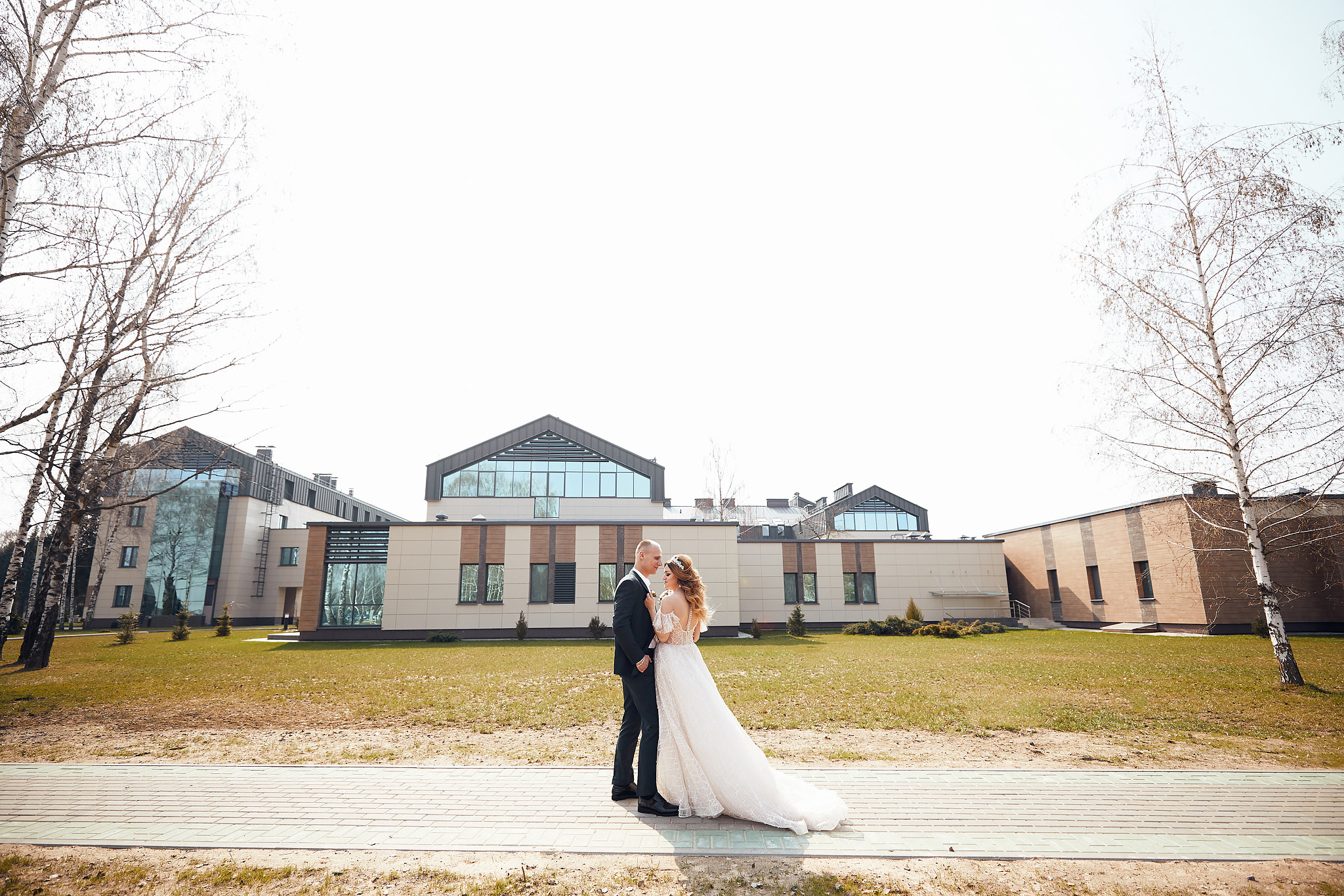 Сборы невесты на квартире. Жених и невеста собираются вместе.  Свадьба