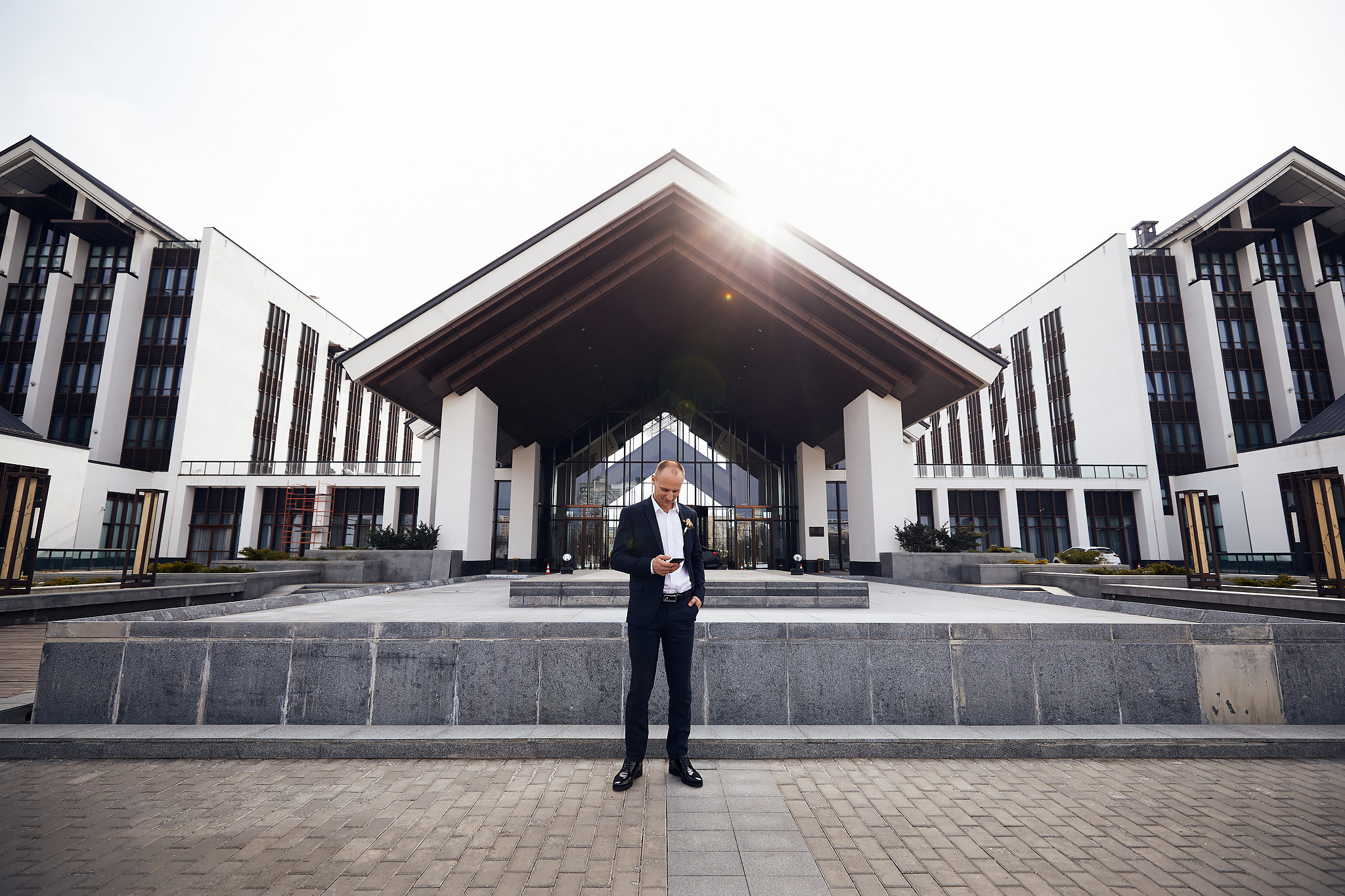 Сборы невесты на квартире. Жених и невеста собираются вместе.  Свадьба