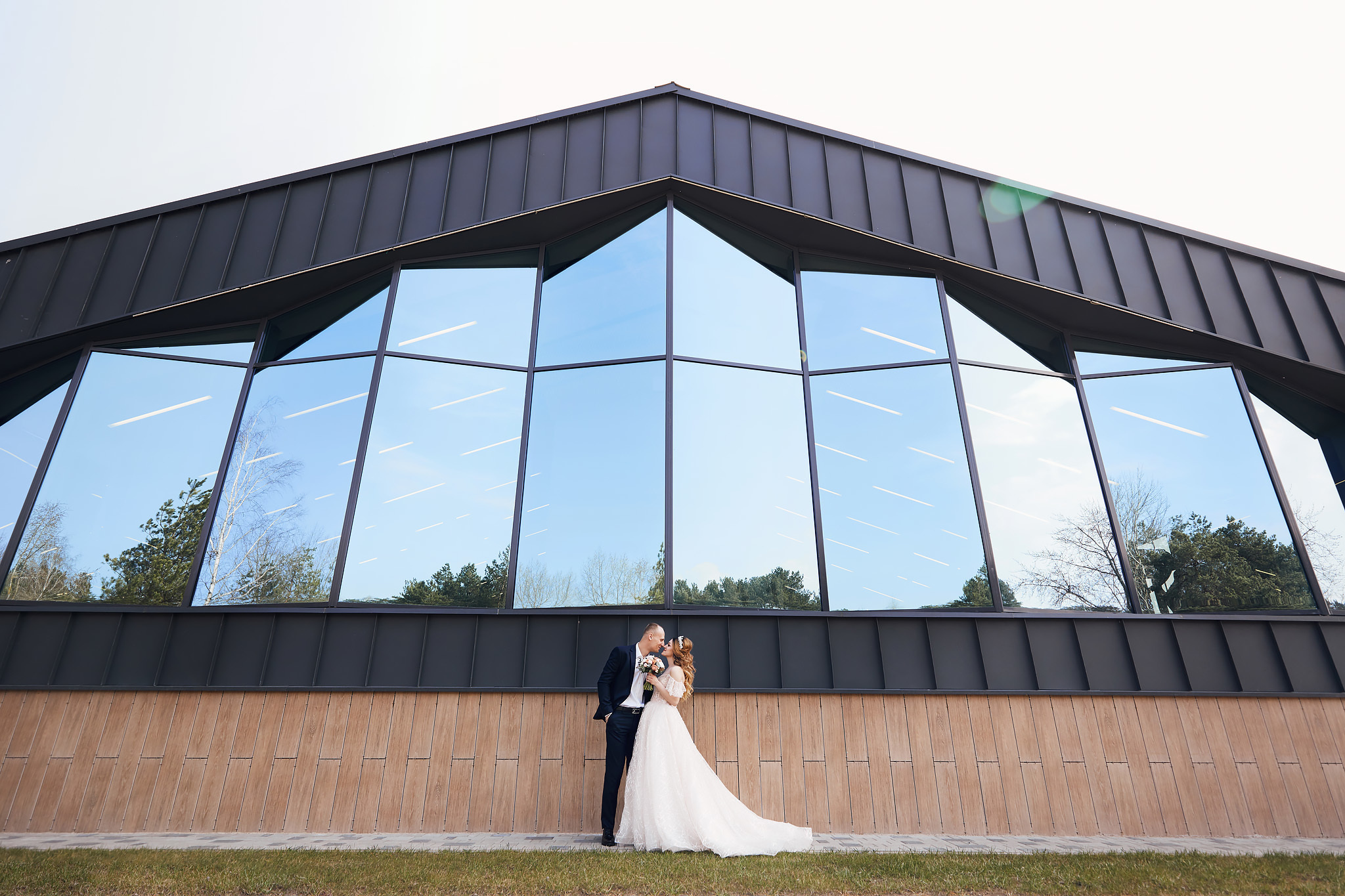 Сборы невесты на квартире. Жених и невеста собираются вместе.  Свадьба