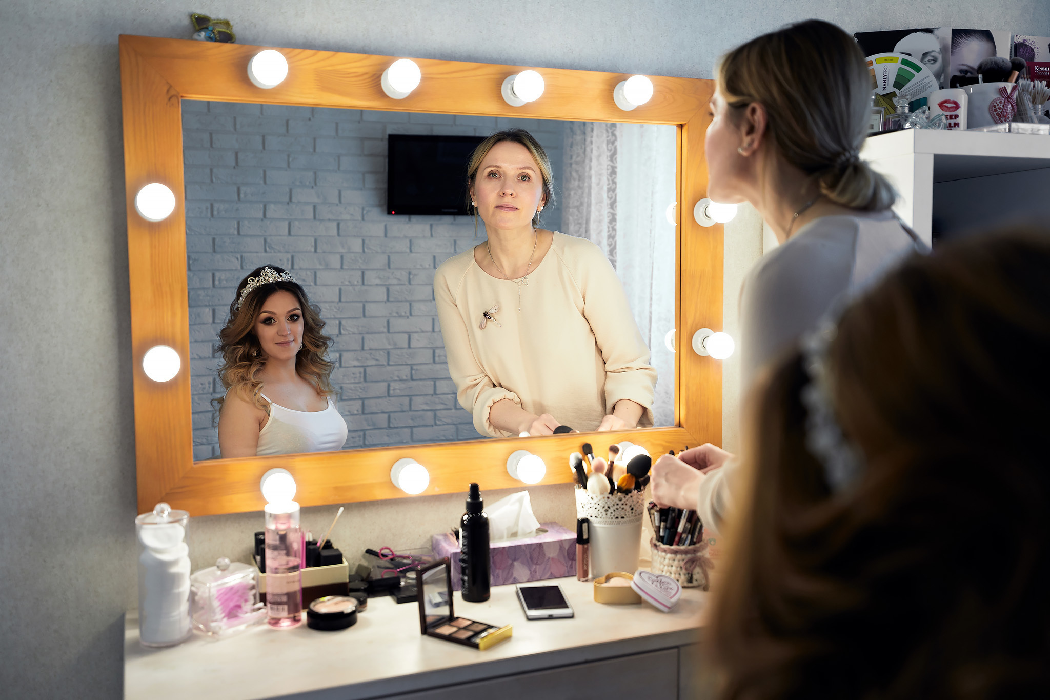 Сборы невесты на квартире. Жених и невеста собираются вместе.  Свадьба