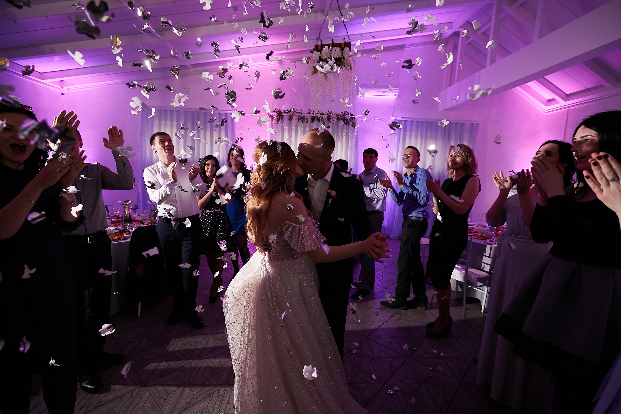 Сборы невесты на квартире. Жених и невеста собираются вместе.  Свадьба