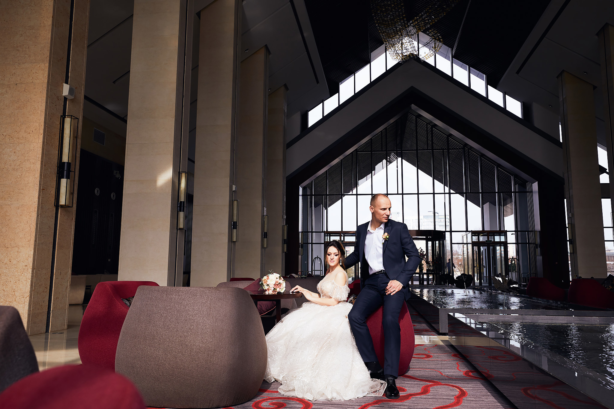 Сборы невесты на квартире. Жених и невеста собираются вместе.  Свадьба