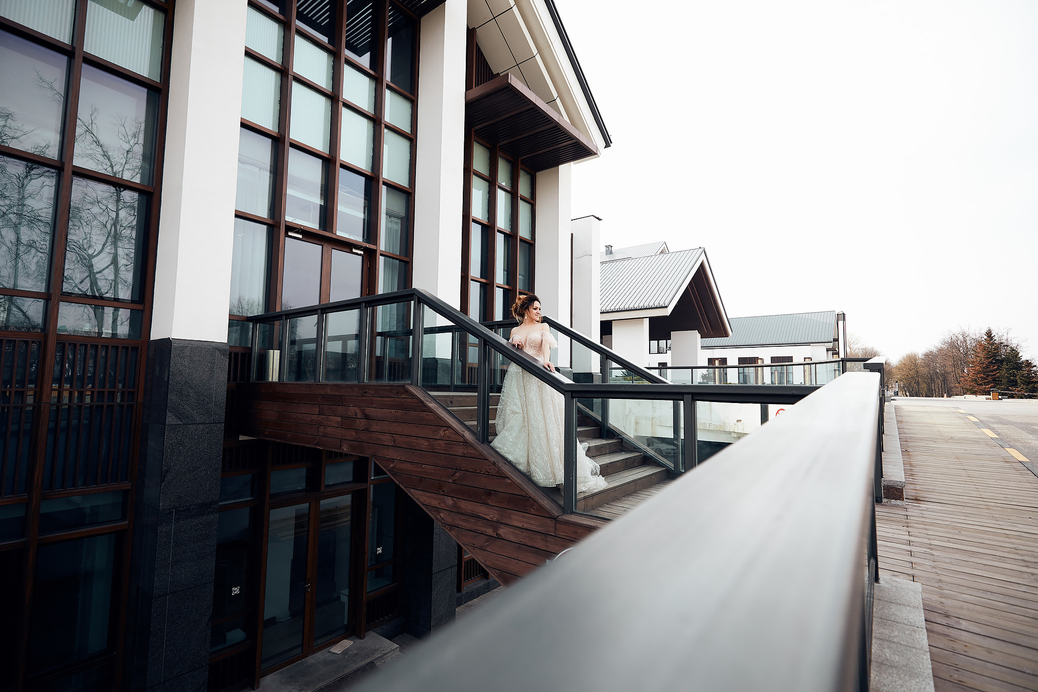 Сборы невесты на квартире. Жених и невеста собираются вместе.  Свадьба