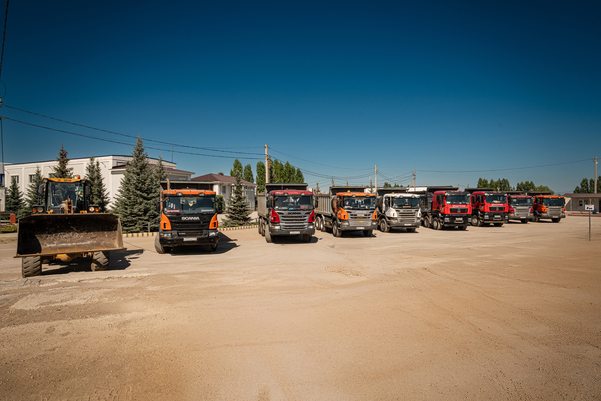 Автопарк: самосвалы средней и крупной тоннажности для любых инертных материалов