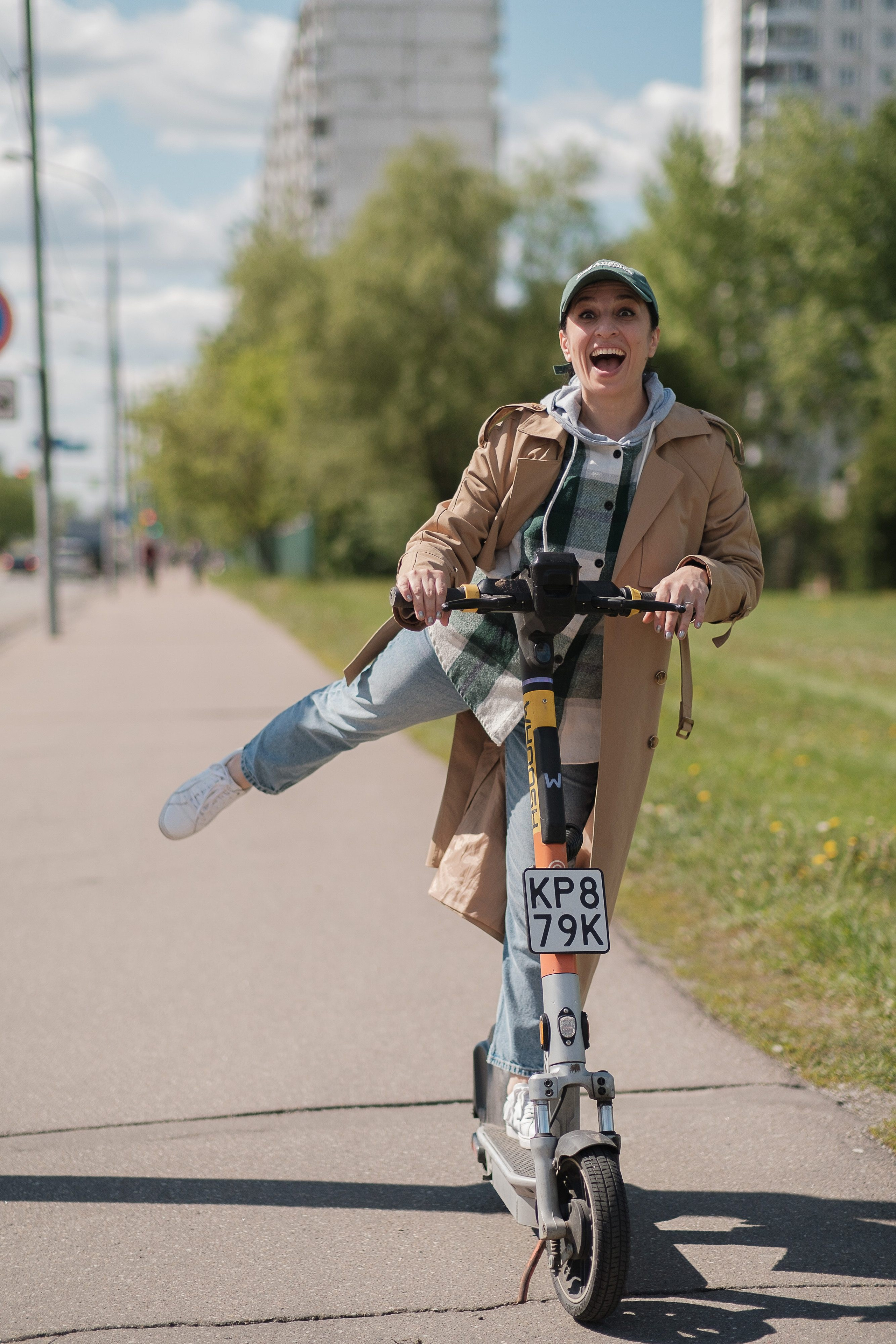 Зита Легоева фотосессия в Солнцево, радуется на самокате