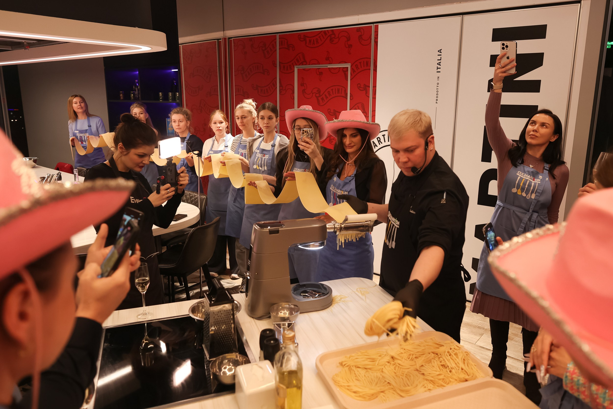 Вечеринка 8 марта в EventyOn. Репортажный фотограф видеограф в Москве Ольга Плаксина